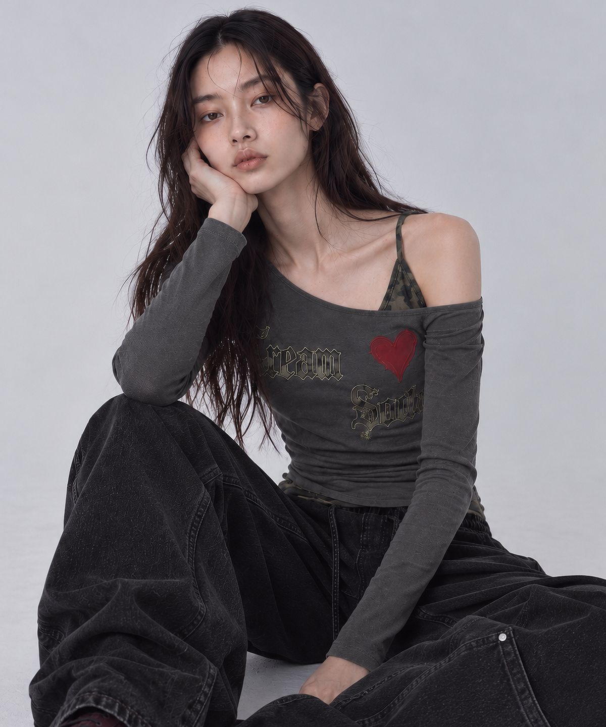 크림소다랩(CREAM SODA LAB) 카모 레이어드 하트 슬림 원숄더 롱슬리브 차콜