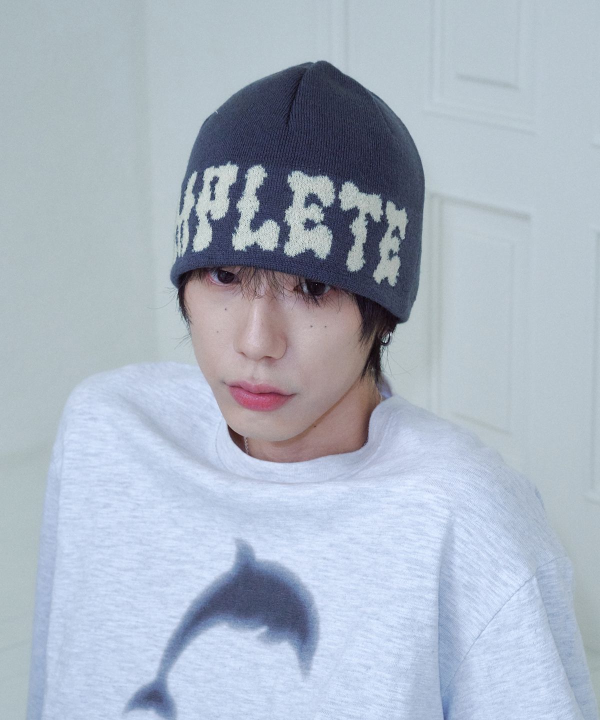올인컴플리트(ALLINCOMPLETE) 폼폼 로고 자가드 비니 (다크 그레이)