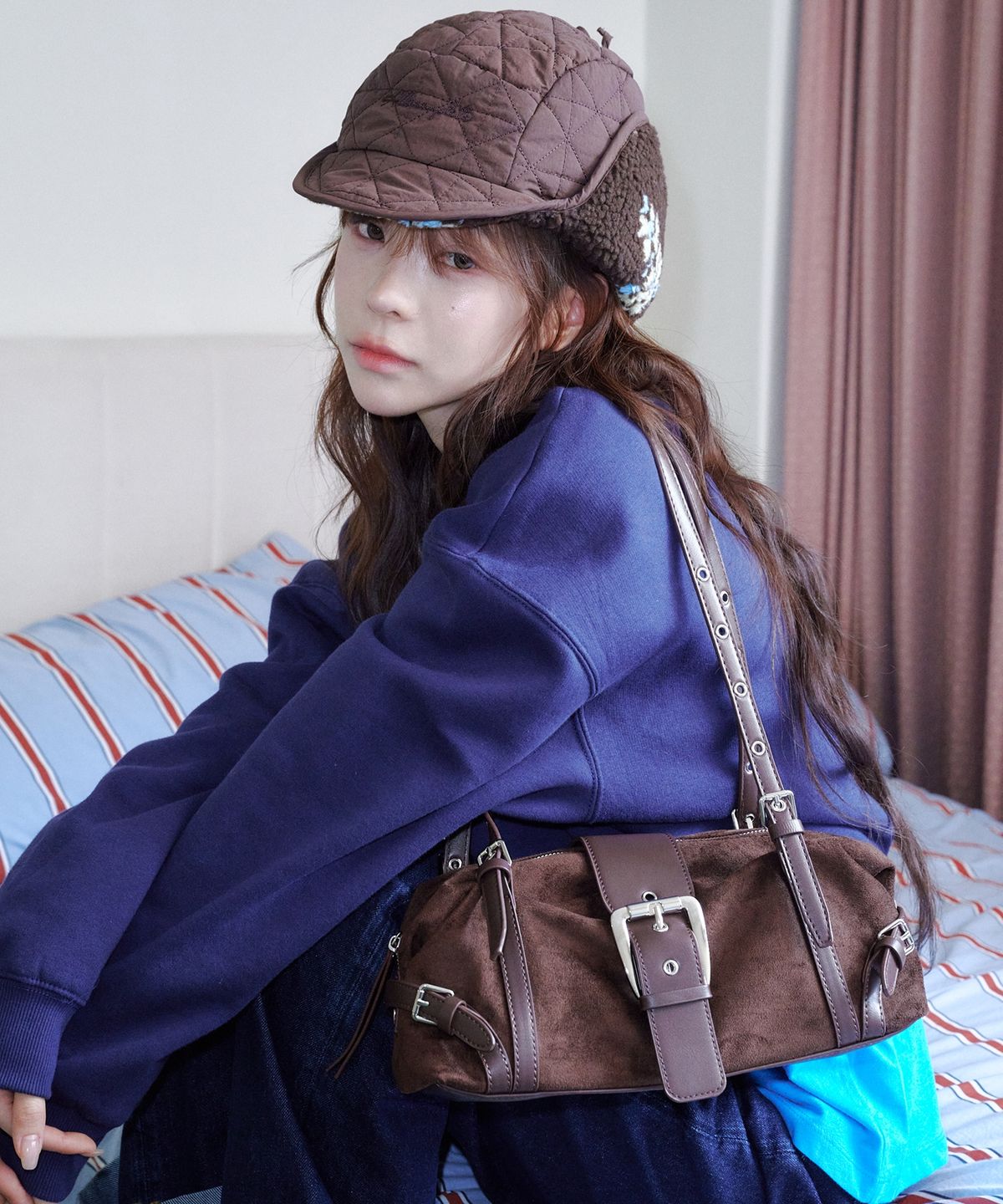 올인컴플리트(ALLINCOMPLETE) 아일릿 빅 벨트 백 (브라운)
