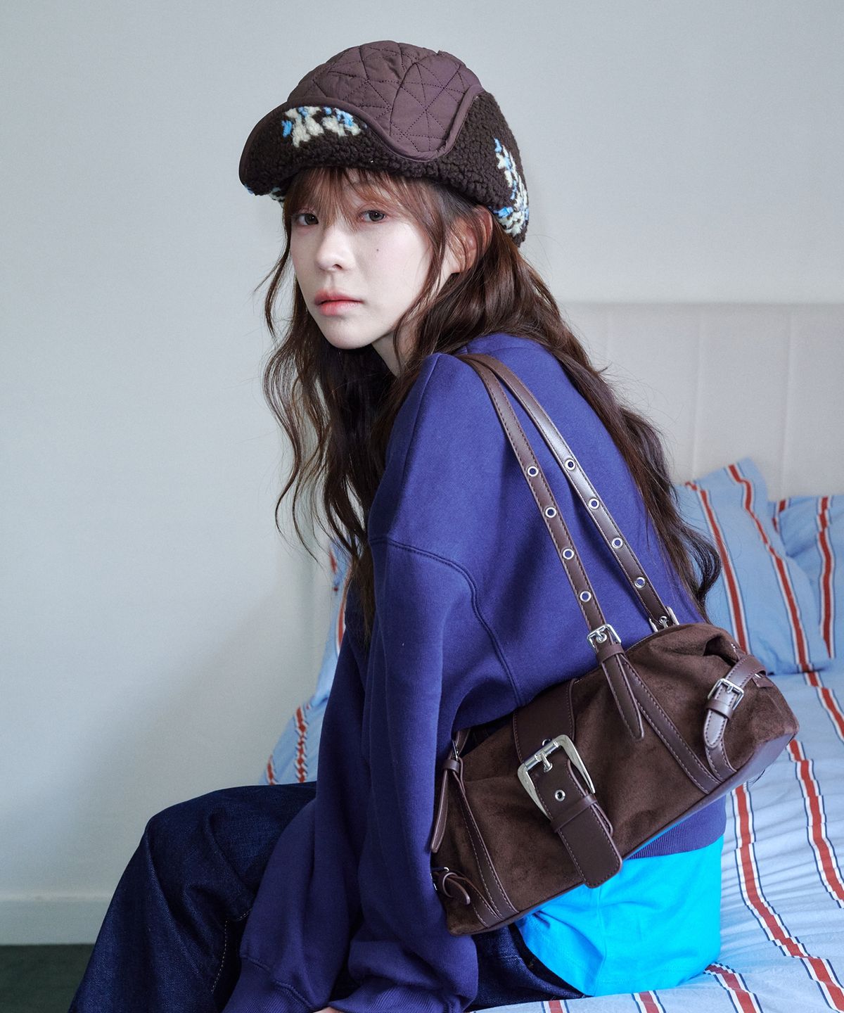올인컴플리트(ALLINCOMPLETE) 아일릿 빅 벨트 백 (브라운)