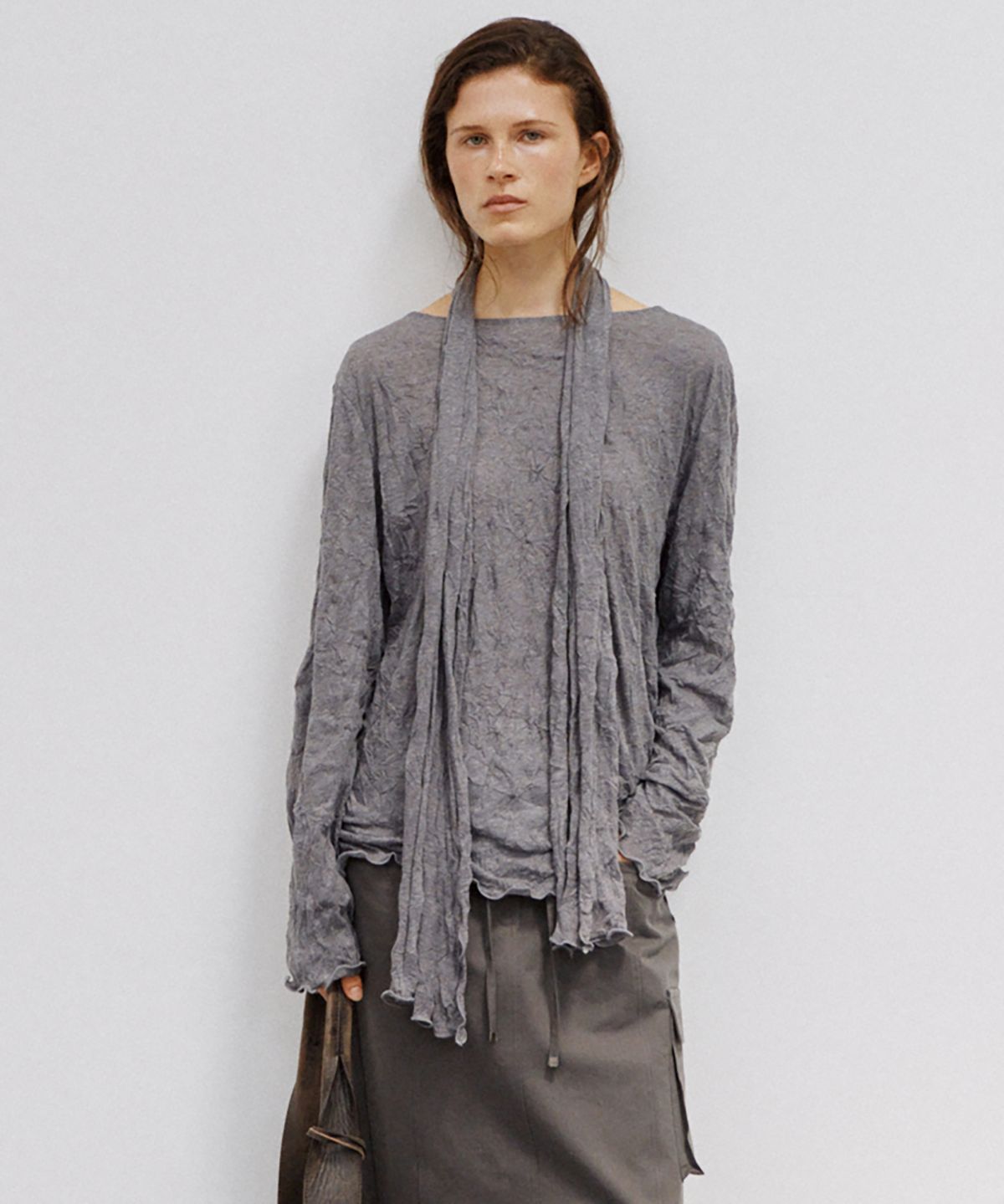 노우드(NOEUD) TS019 Wrinkle Boat-Neck Top (Charcoal)