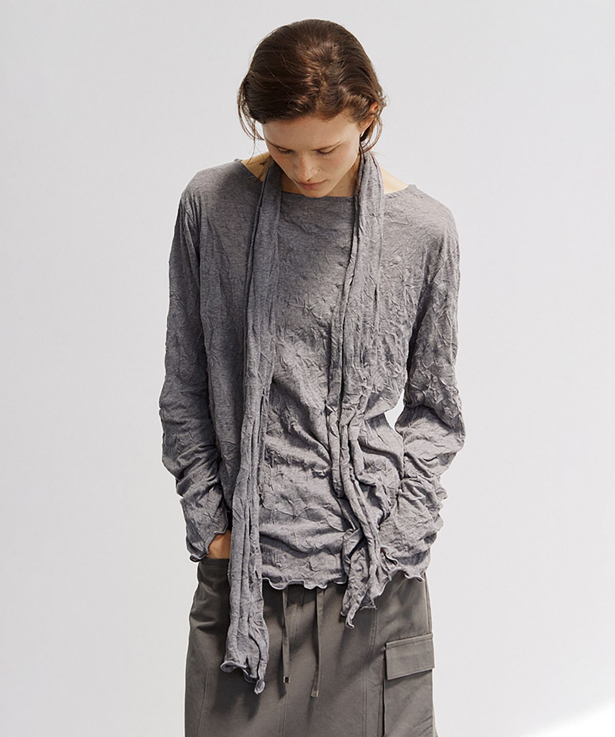 노우드(NOEUD) TS019 Wrinkle Boat-Neck Top (Charcoal)