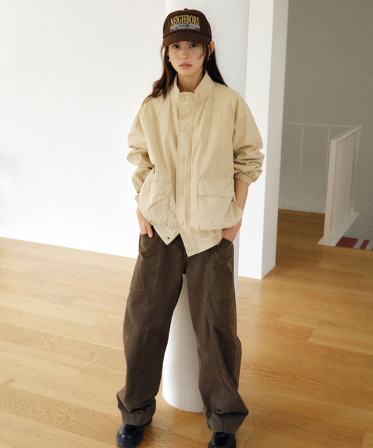 이우트(EEUT) CREASE SEAM CURVED PANTS / BROWN