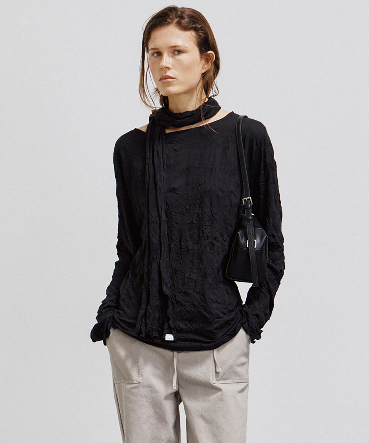 노우드(NOEUD) TS019 Wrinkle Boat-Neck Top (Black)