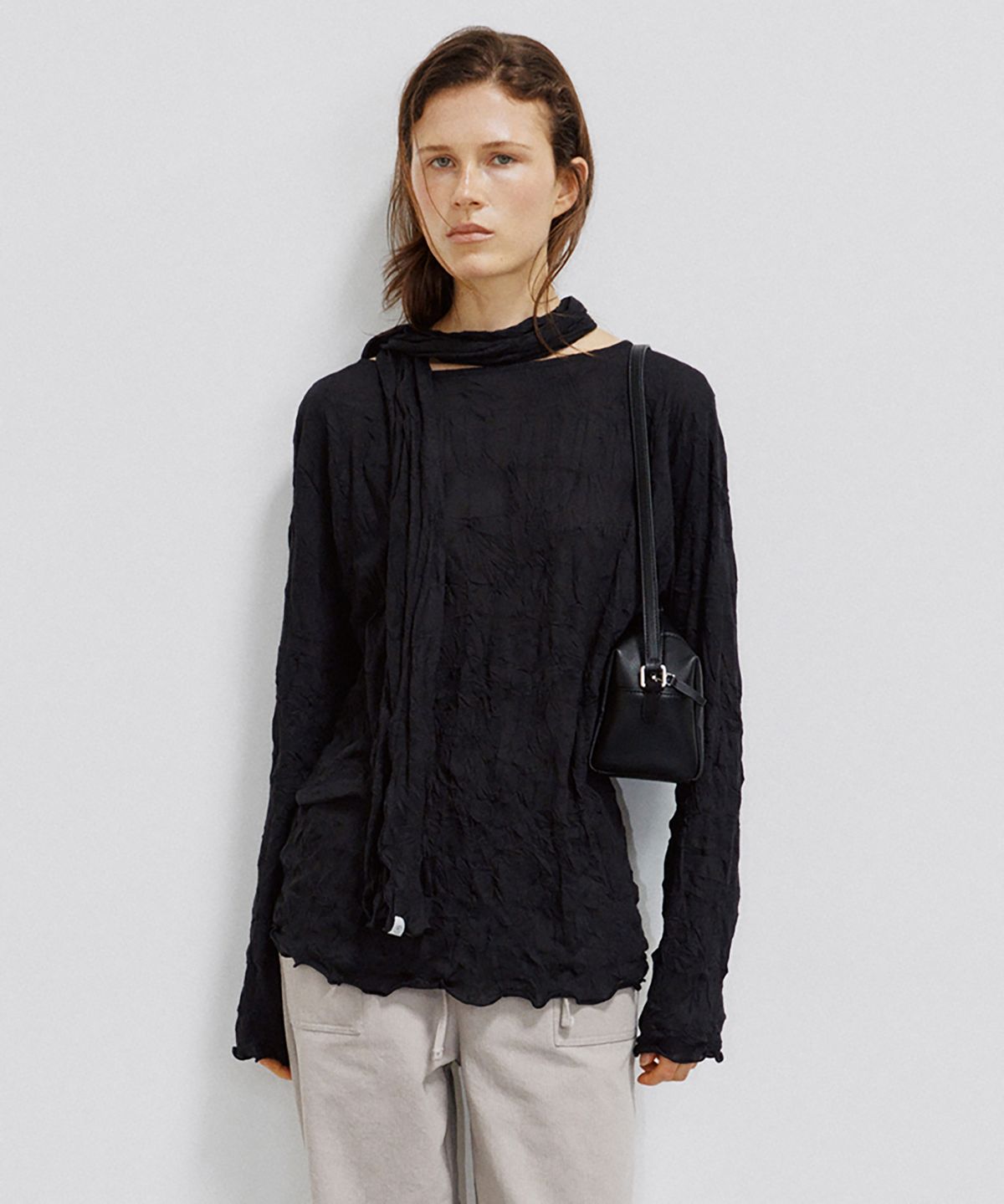 노우드(NOEUD) TS019 Wrinkle Boat-Neck Top (Black)