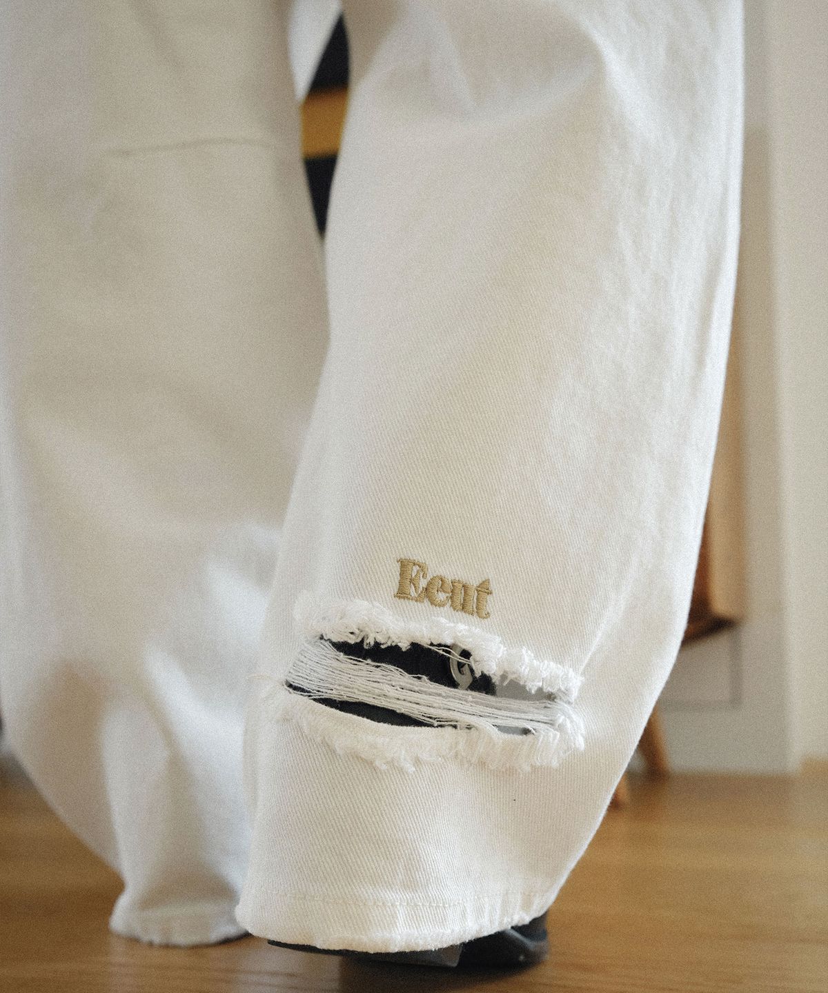 이우트(EEUT) EEUT CURVED DENIM PANTS / WHITE