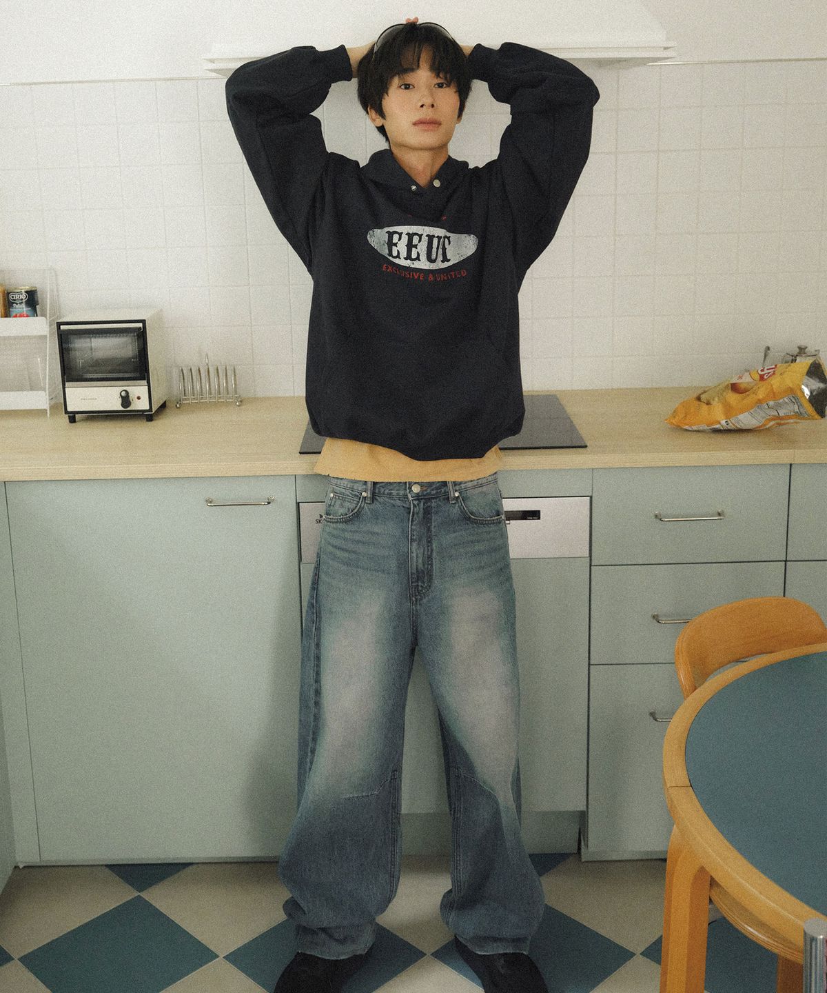 이우트(EEUT) EEUT CURVED DENIM PANTS / INDIGO BLUE
