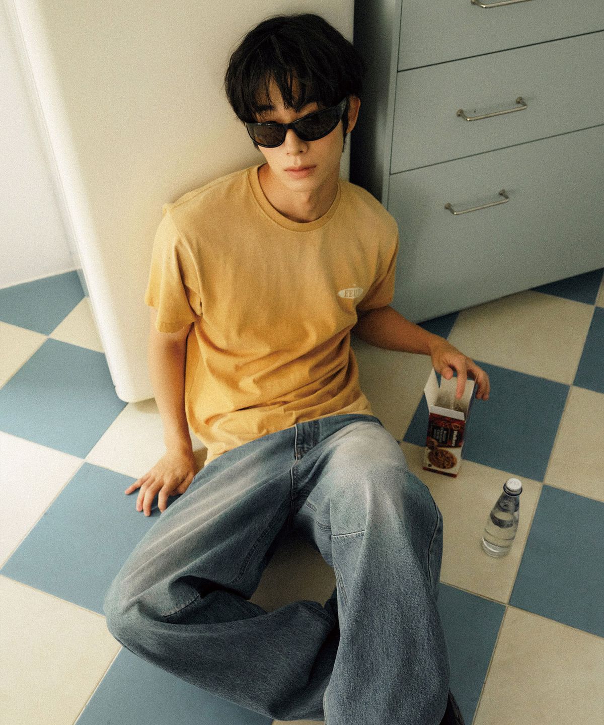 이우트(EEUT) EEUT CURVED DENIM PANTS / INDIGO BLUE