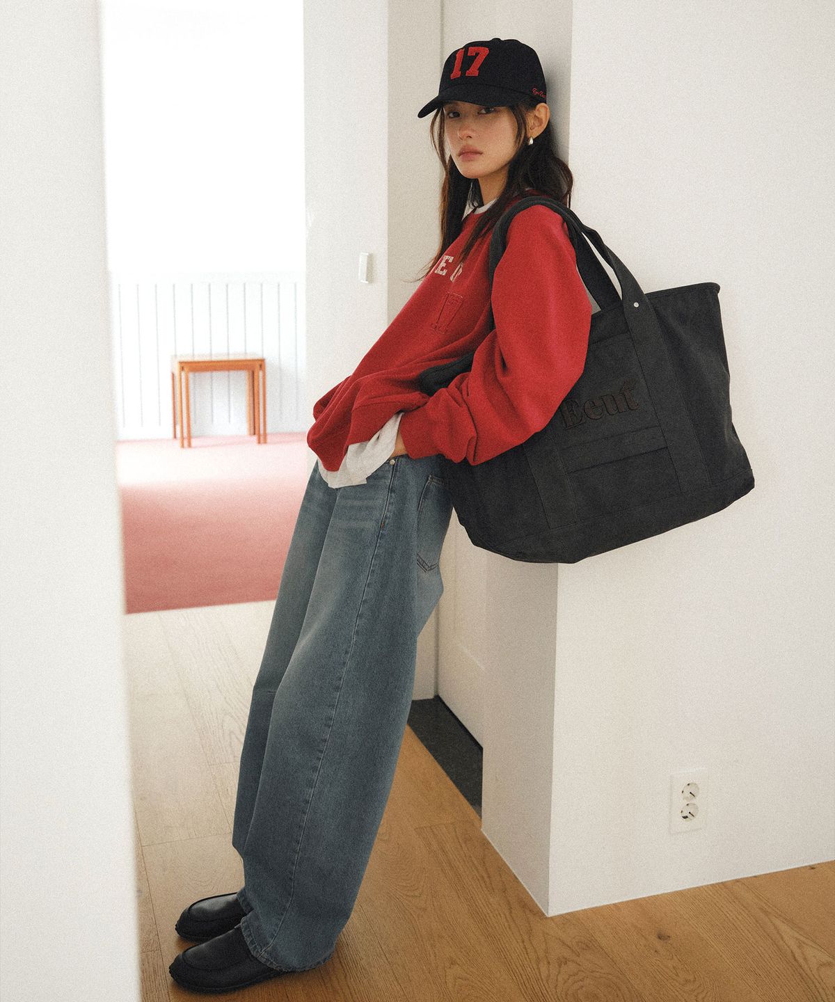 이우트(EEUT) EEUT CURVED DENIM PANTS / INDIGO BLUE