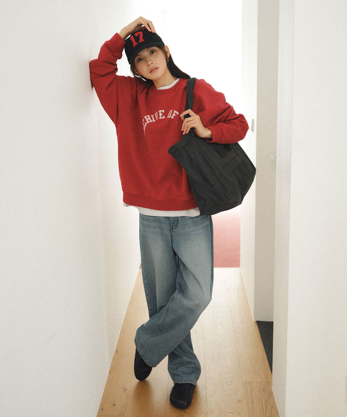이우트(EEUT) EEUT CURVED DENIM PANTS / INDIGO BLUE