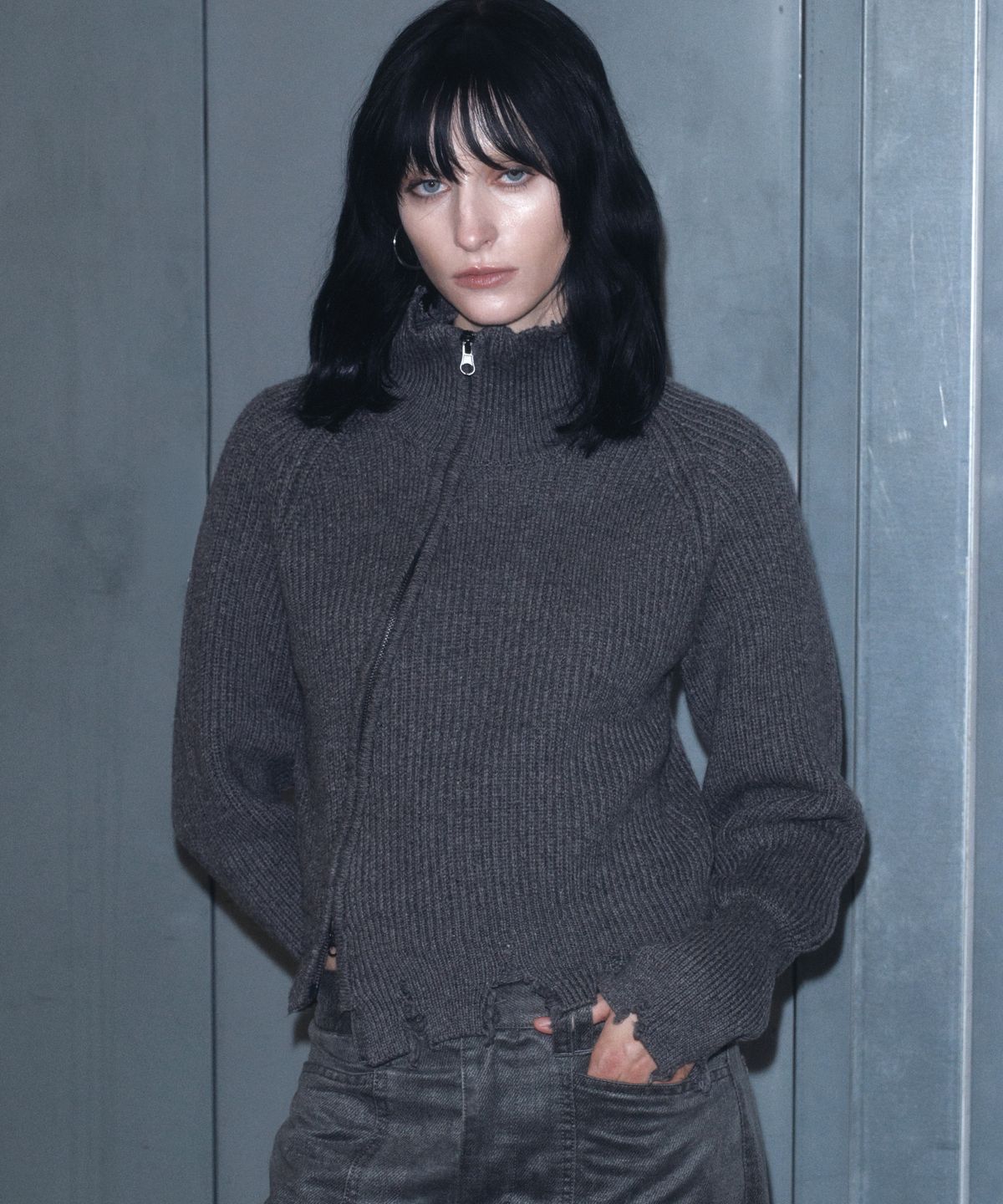 긴스키(GINSUKI) [긴스키 X 물바다]HIGH-NECK SLICE KNIT ZIP-UP (CHARCOAL)