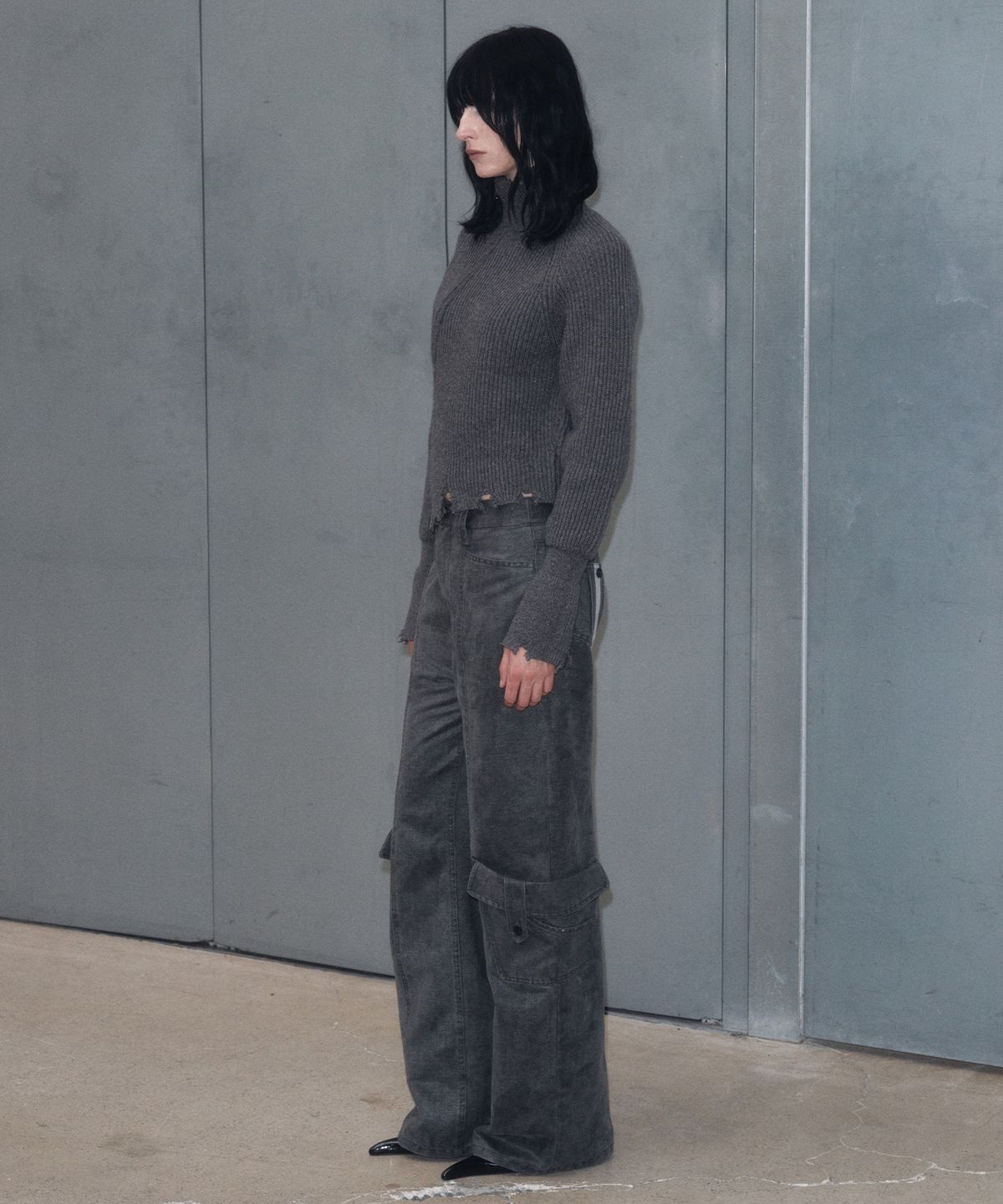 긴스키(GINSUKI) [긴스키 X 물바다]HIGH-NECK SLICE KNIT ZIP-UP (CHARCOAL)