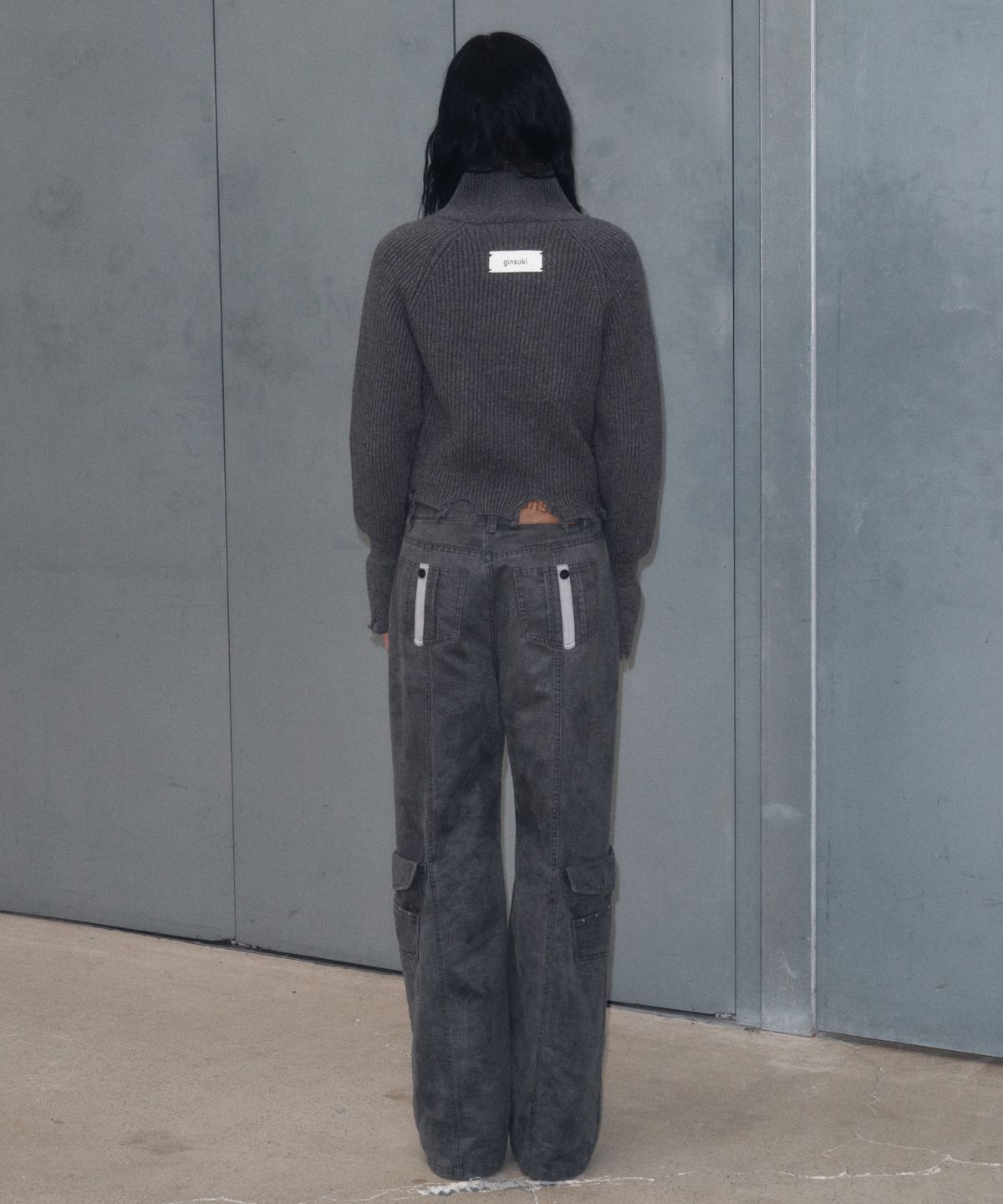 긴스키(GINSUKI) [긴스키 X 물바다]HIGH-NECK SLICE KNIT ZIP-UP (CHARCOAL)