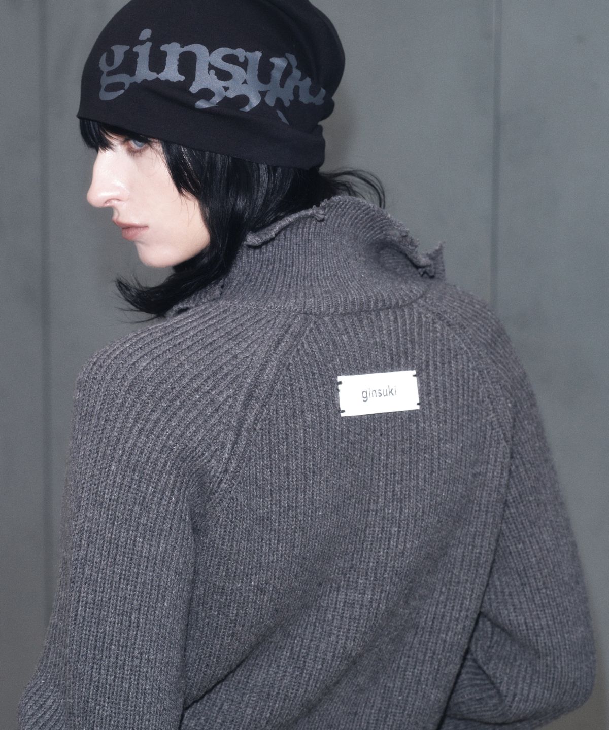 긴스키(GINSUKI) [긴스키 X 물바다]HIGH-NECK SLICE KNIT ZIP-UP (CHARCOAL)