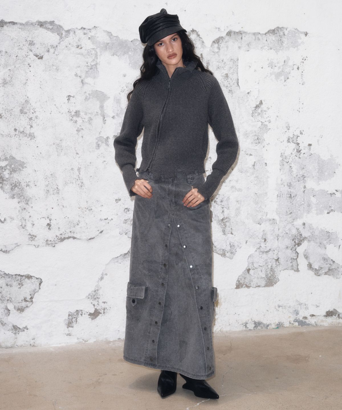 긴스키(GINSUKI) [긴스키 X 물바다]HIGH-NECK SLICE KNIT ZIP-UP (CHARCOAL)