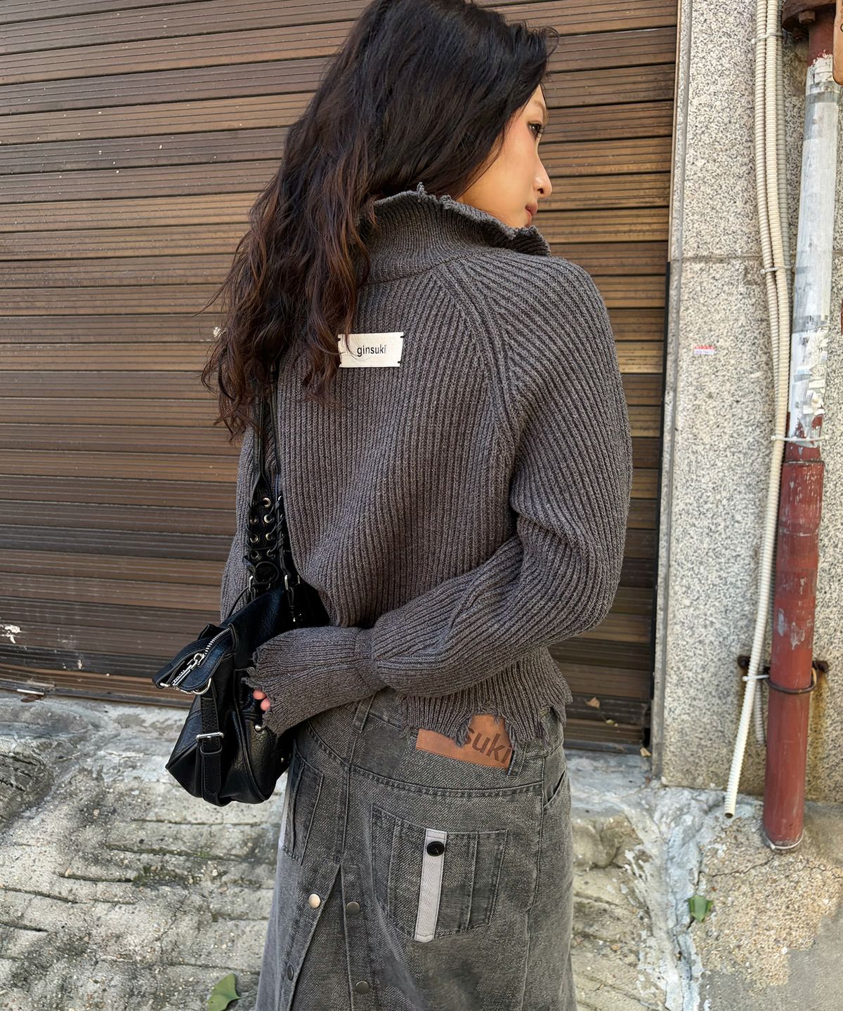 긴스키(GINSUKI) [긴스키 X 물바다]HIGH-NECK SLICE KNIT ZIP-UP (CHARCOAL)