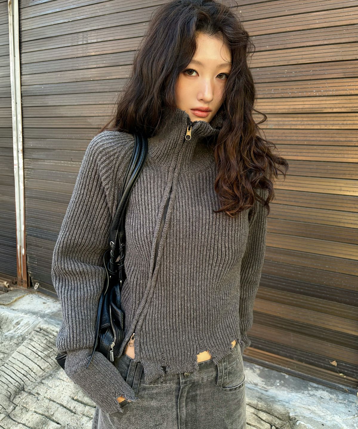 긴스키(GINSUKI) [긴스키 X 물바다]HIGH-NECK SLICE KNIT ZIP-UP (CHARCOAL)