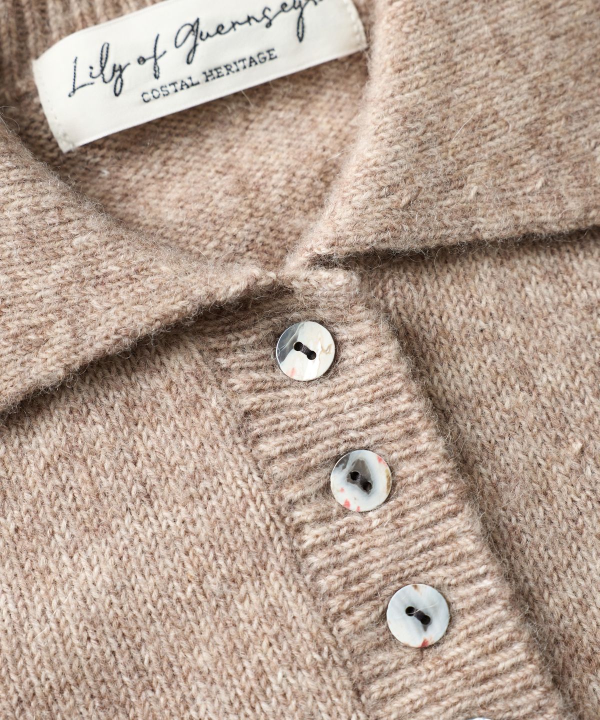 건지 울른스(Guernsey Woollens) [릴리 오브 건지] 알파카 블렌드 카라 포켓 니트 - 브라운