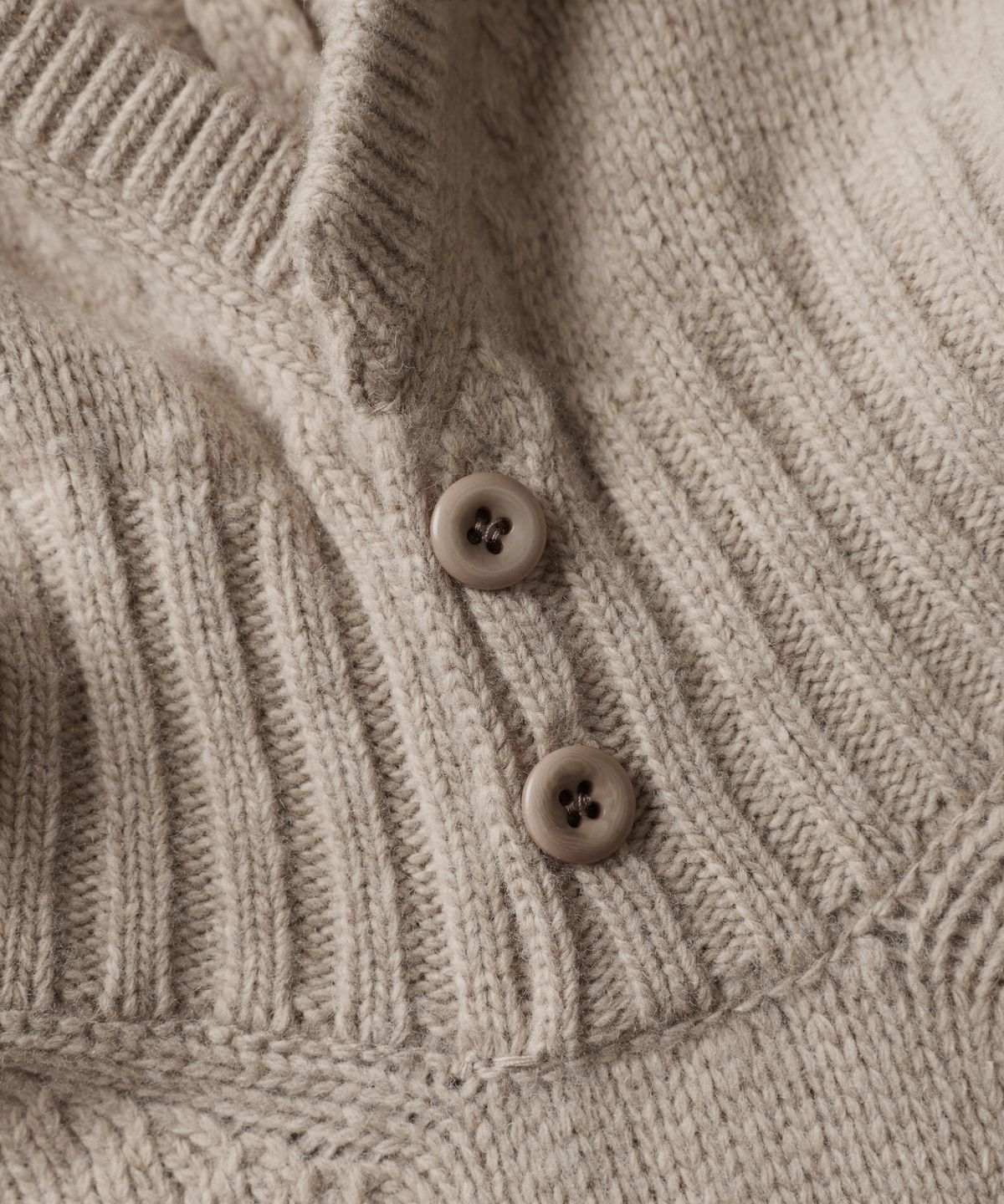 건지 울른스(Guernsey Woollens) [릴리 오브 건지] 에어울 후드 버튼넥 니트 - 베이지