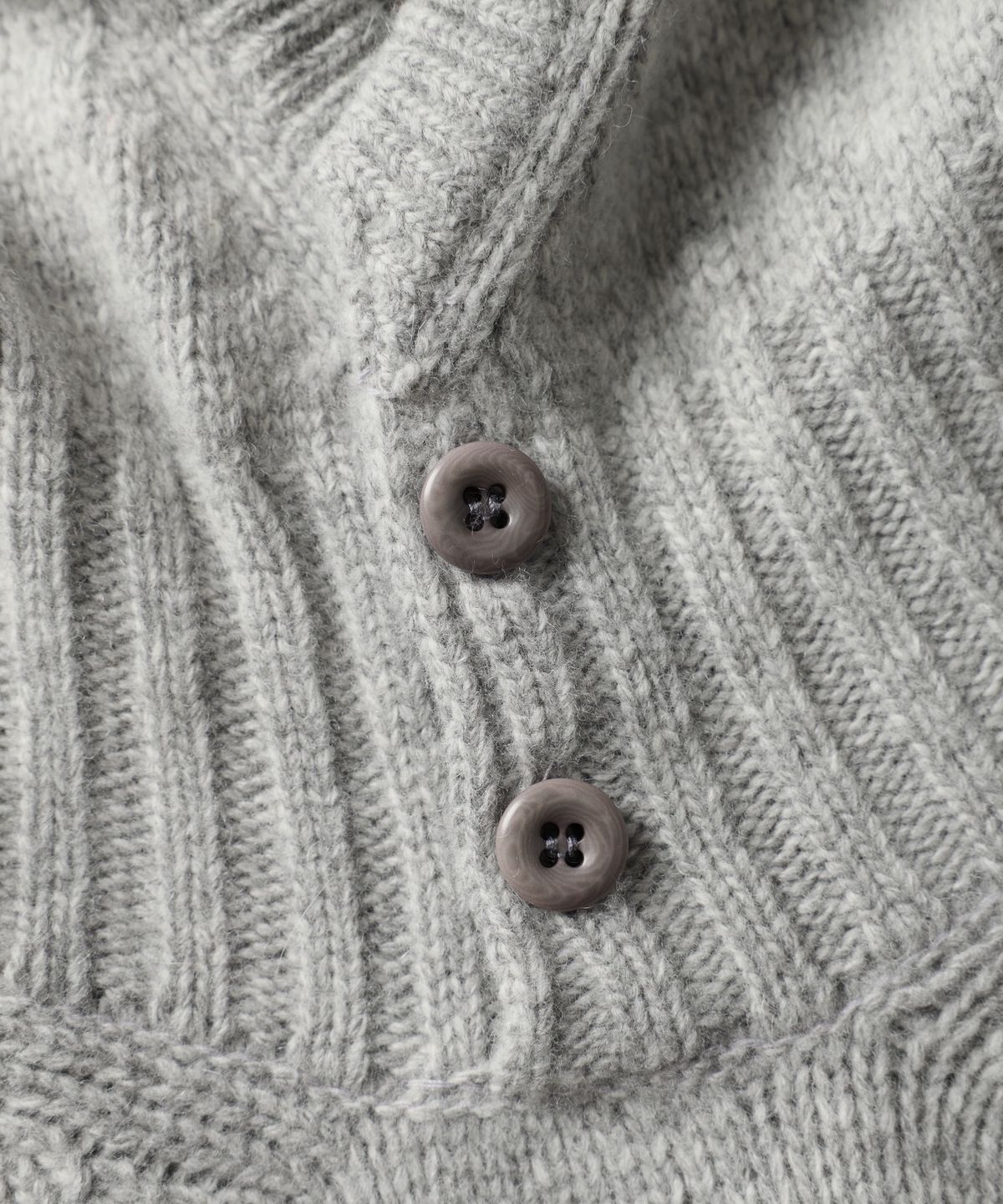 건지 울른스(Guernsey Woollens) [릴리 오브 건지] 에어울 후드 버튼넥 니트 - 그레이