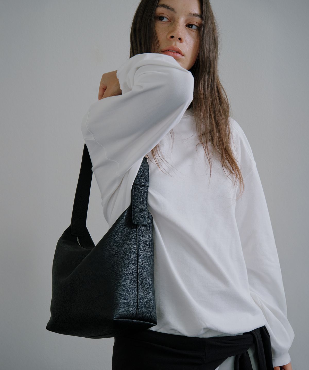 까르몽드(CARMONDE) Shell Shoulder Bag - Black