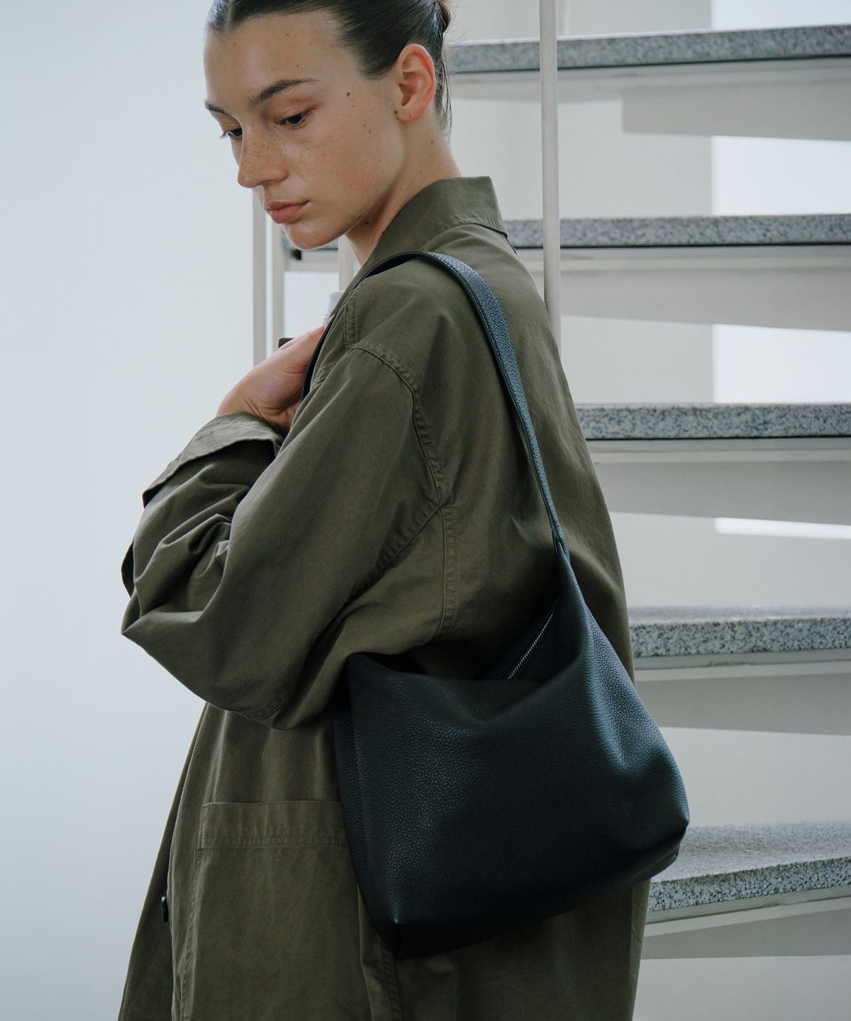 까르몽드(CARMONDE) Shell Shoulder Bag - Black