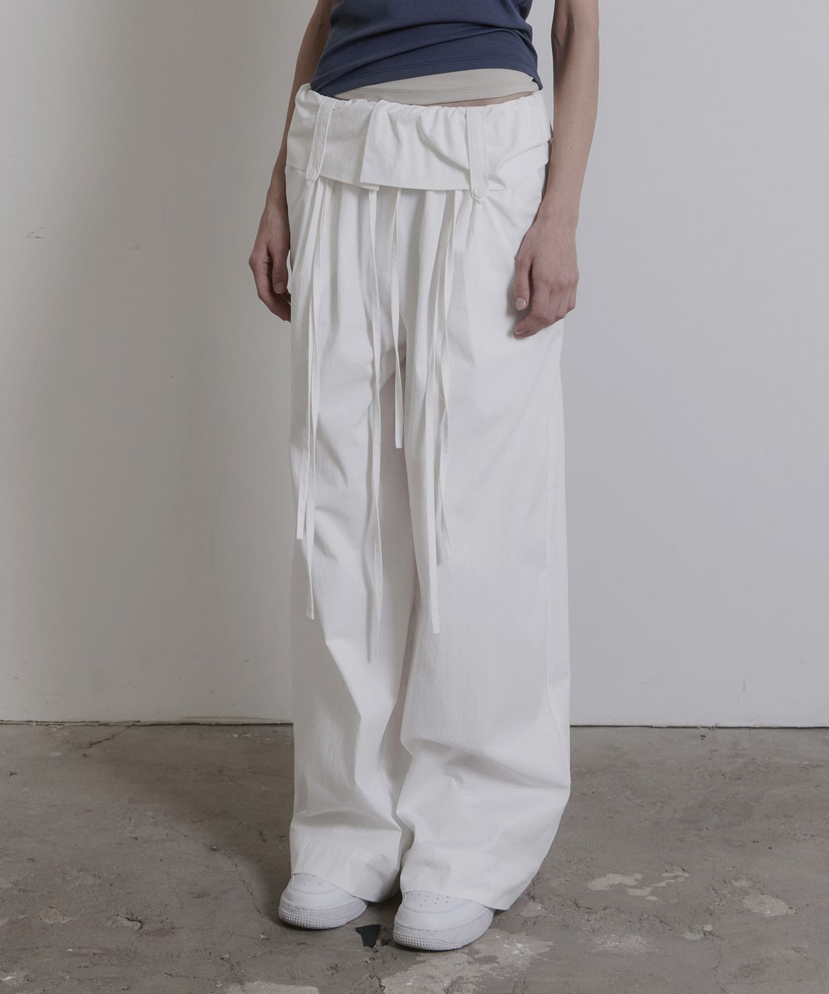 진주유즈(JINJUSE) FOLD LINE TROUSERS [WHITE]