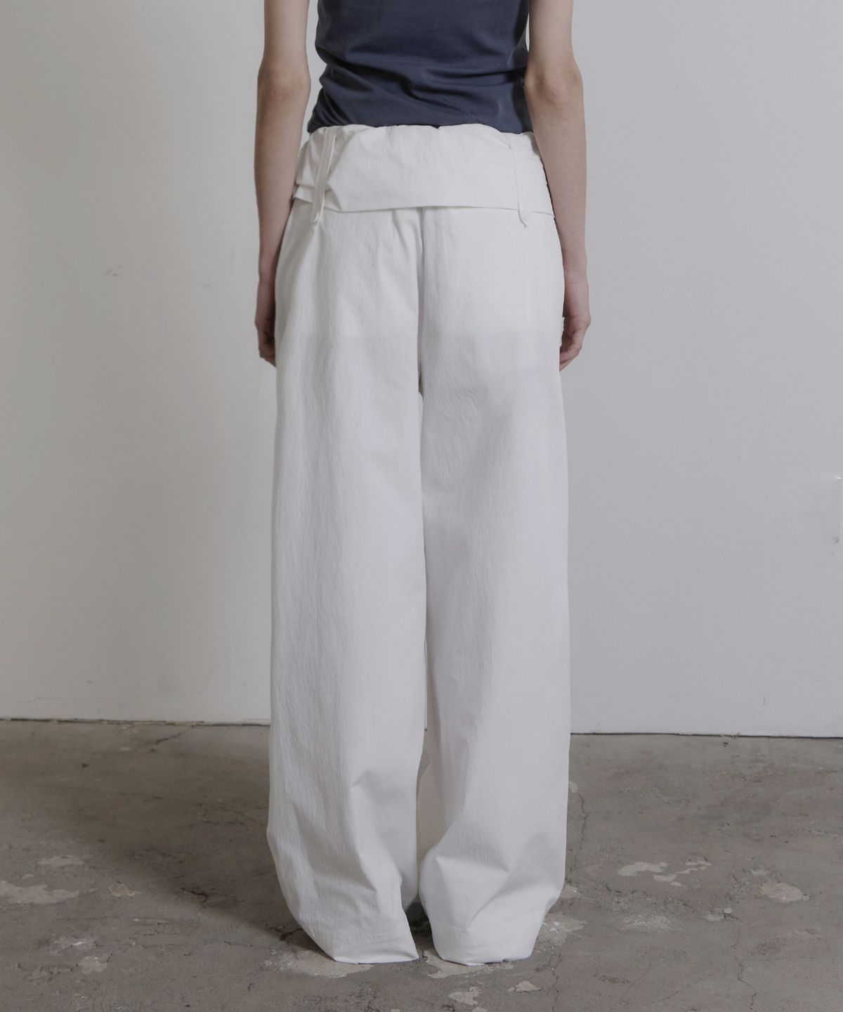 진주유즈(JINJUSE) FOLD LINE TROUSERS [WHITE]