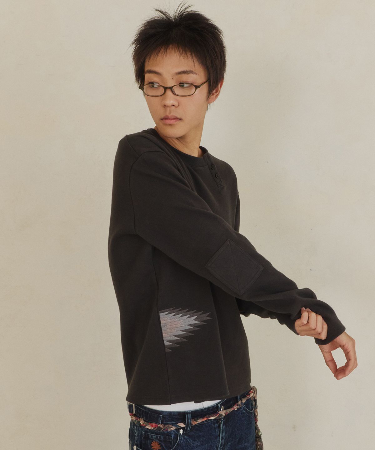 단델(DANDEL) DD aztec waffle henley neck long sleeve (CHARCOAL)