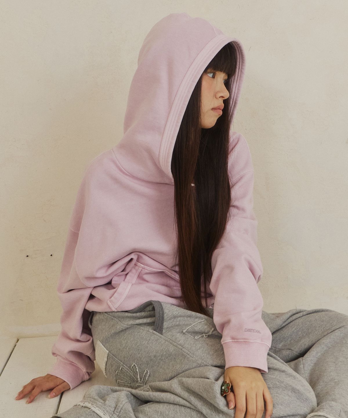 단델(DANDEL) DD slant henley neck pigment hoodie (DUSTY PINK)