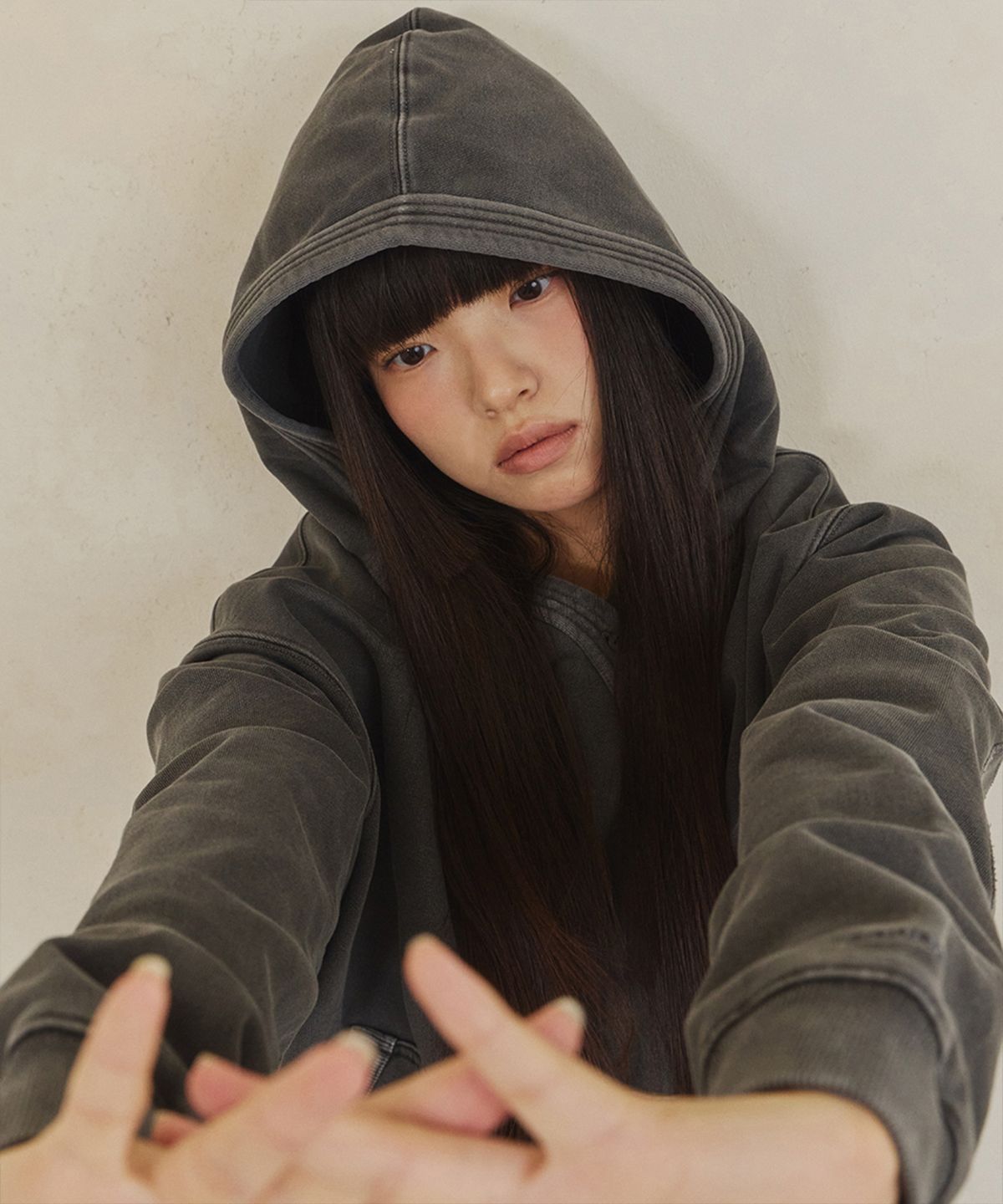 단델(DANDEL) DD slant henley neck pigment hoodie (CHARCOAL)