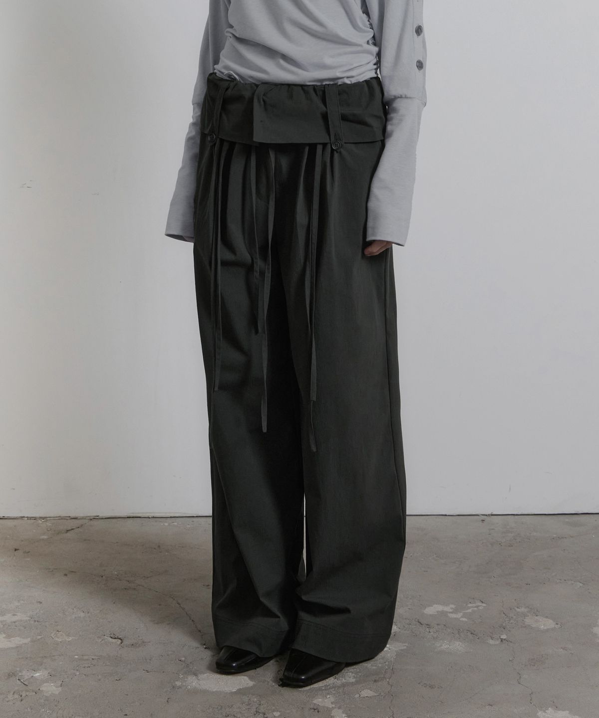 진주유즈(JINJUSE) FOLD LINE TROUSERS [DARK KHAKI]