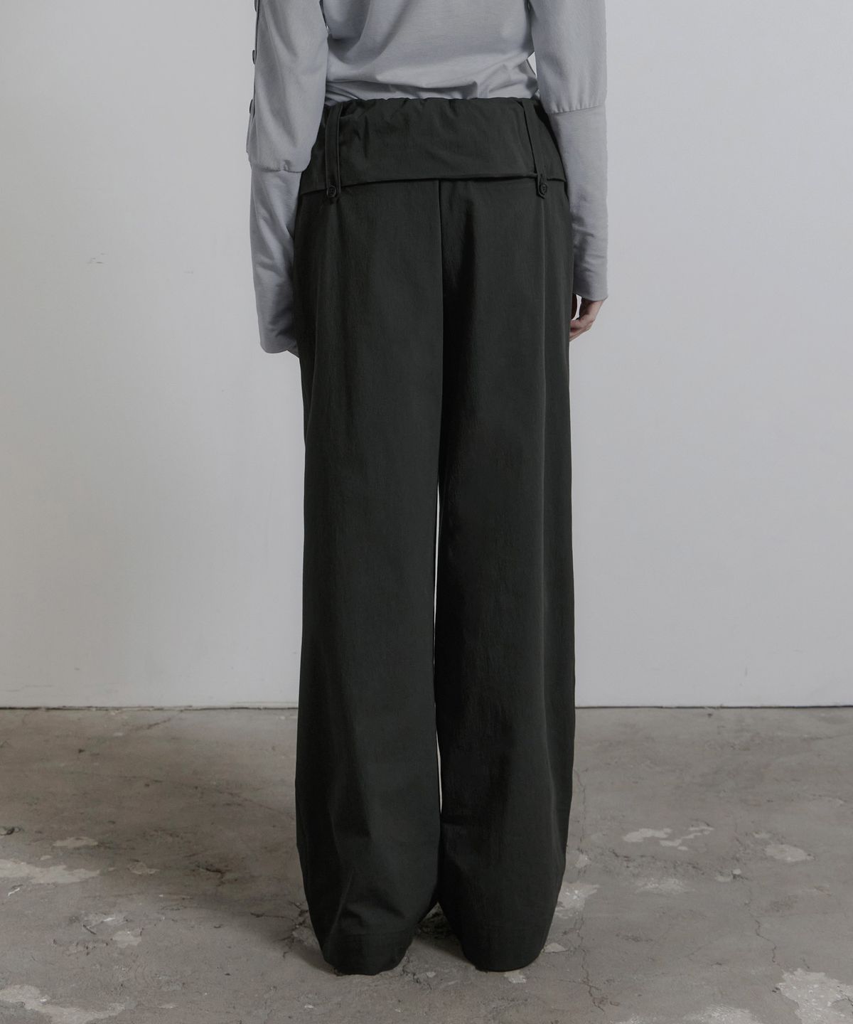 진주유즈(JINJUSE) FOLD LINE TROUSERS [DARK KHAKI]