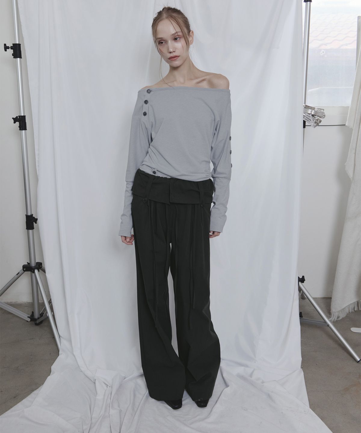 진주유즈(JINJUSE) FOLD LINE TROUSERS [DARK KHAKI]
