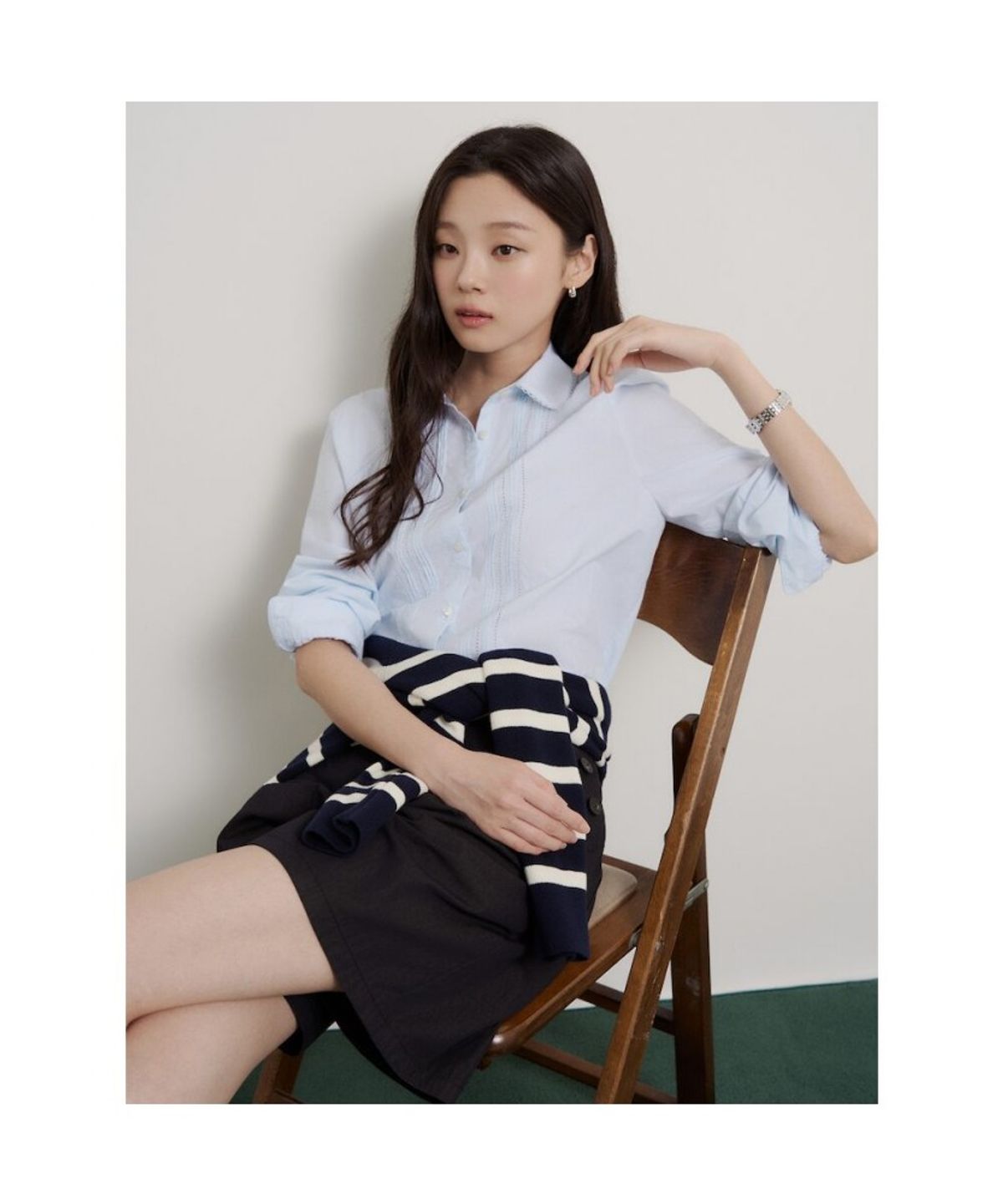 빈폴 레이디스(BEANPOLE LADIES) 레이스카라 핀턱 블라우스  스카이 블루 (BF6864C16Q)