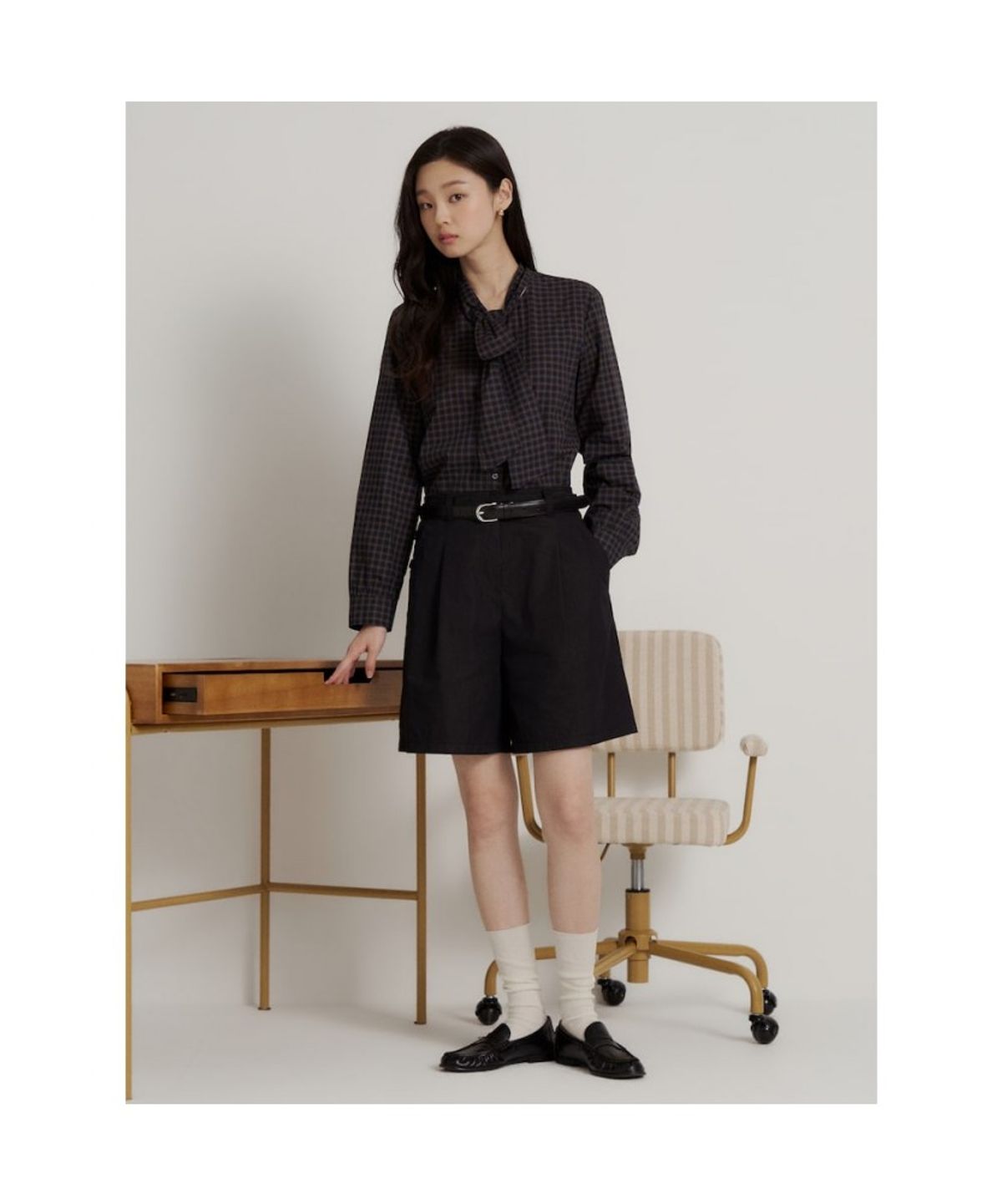 빈폴 레이디스(BEANPOLE LADIES) 미니체크 타이 블라우스  네이비 (BF6864C18R)