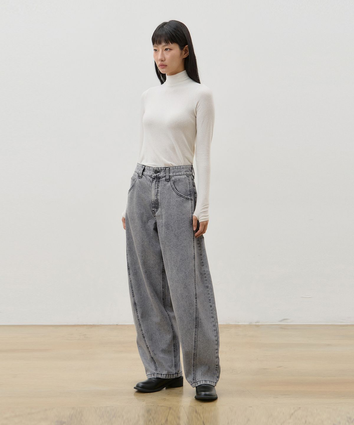 률앤와이(RYUL+WAI) 데님 커브드 와이드 핏 팬츠 그레이 F6