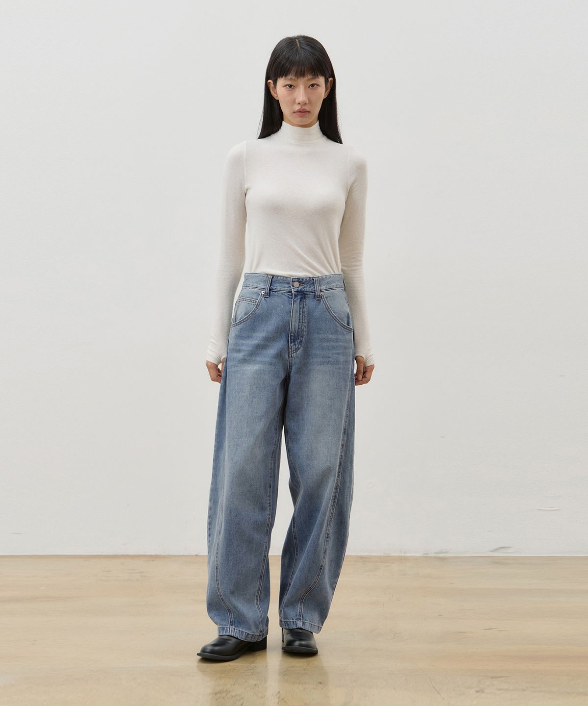 률앤와이(RYUL+WAI) 데님 커브드 와이드 핏 팬츠 블루 F6