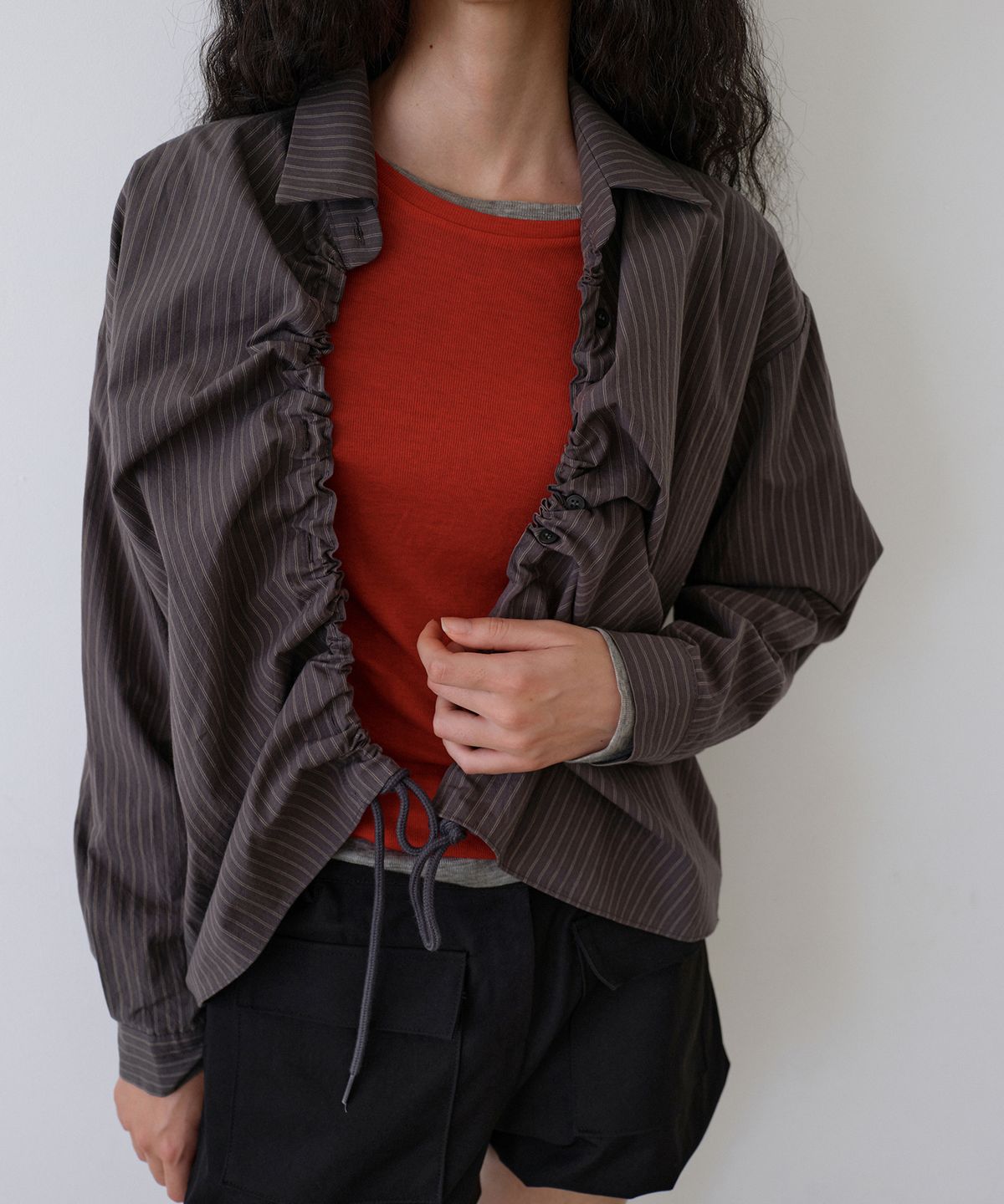 우네씬(UUNE SCENE) Stripe String Shirt_Charcoal