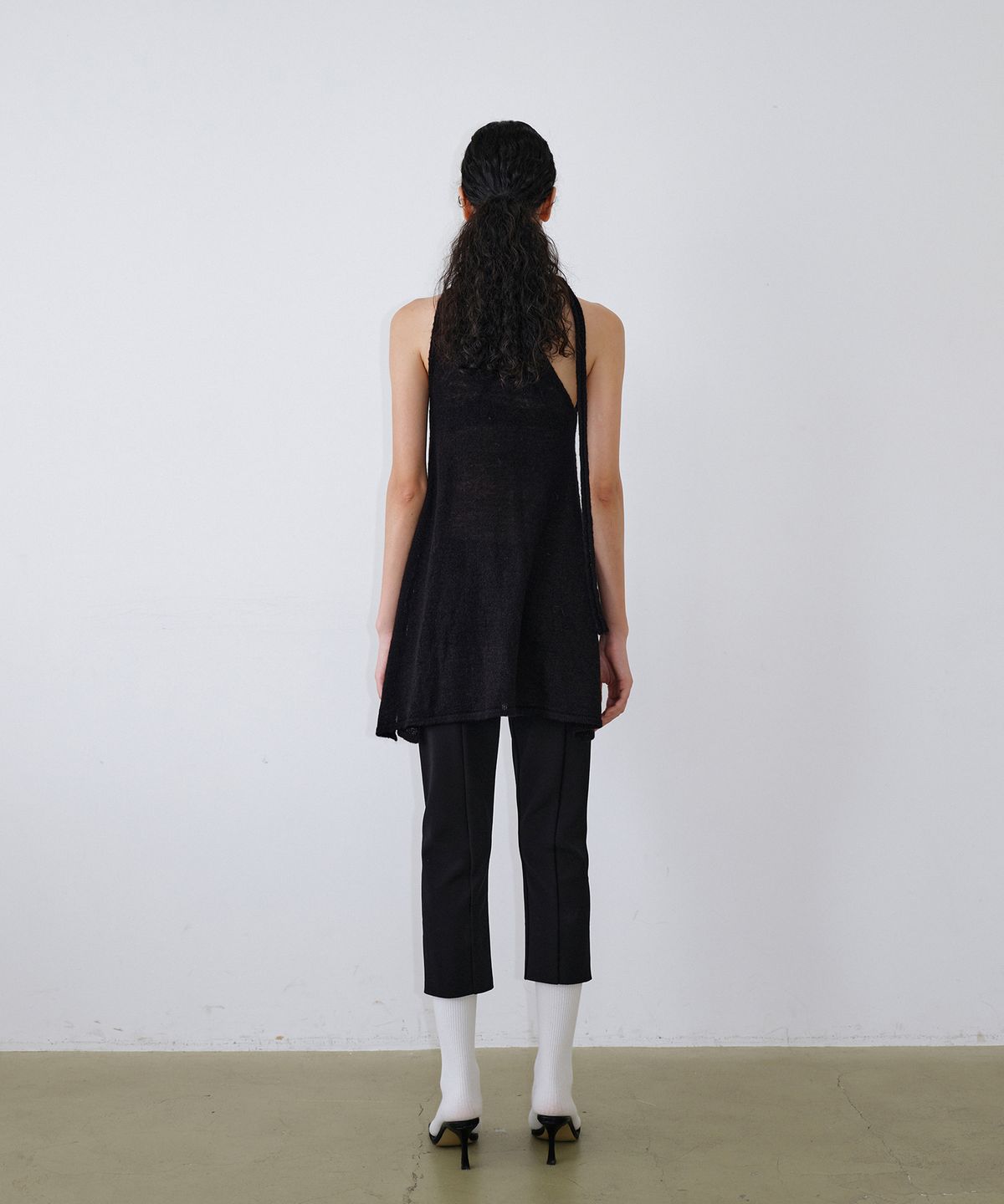 우네씬(UUNE SCENE) Scarf Tie Halter Knit_Black