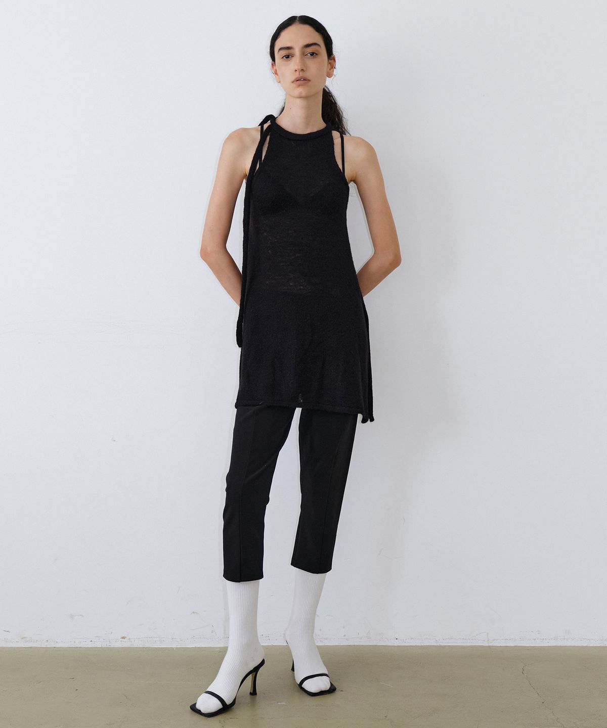 우네씬(UUNE SCENE) Scarf Tie Halter Knit_Black