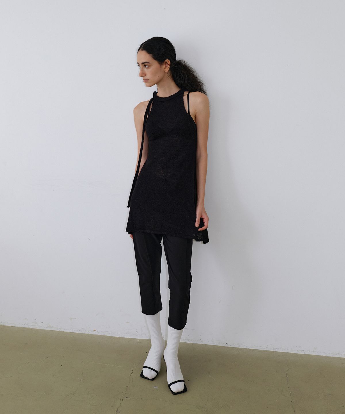 우네씬(UUNE SCENE) Scarf Tie Halter Knit_Black