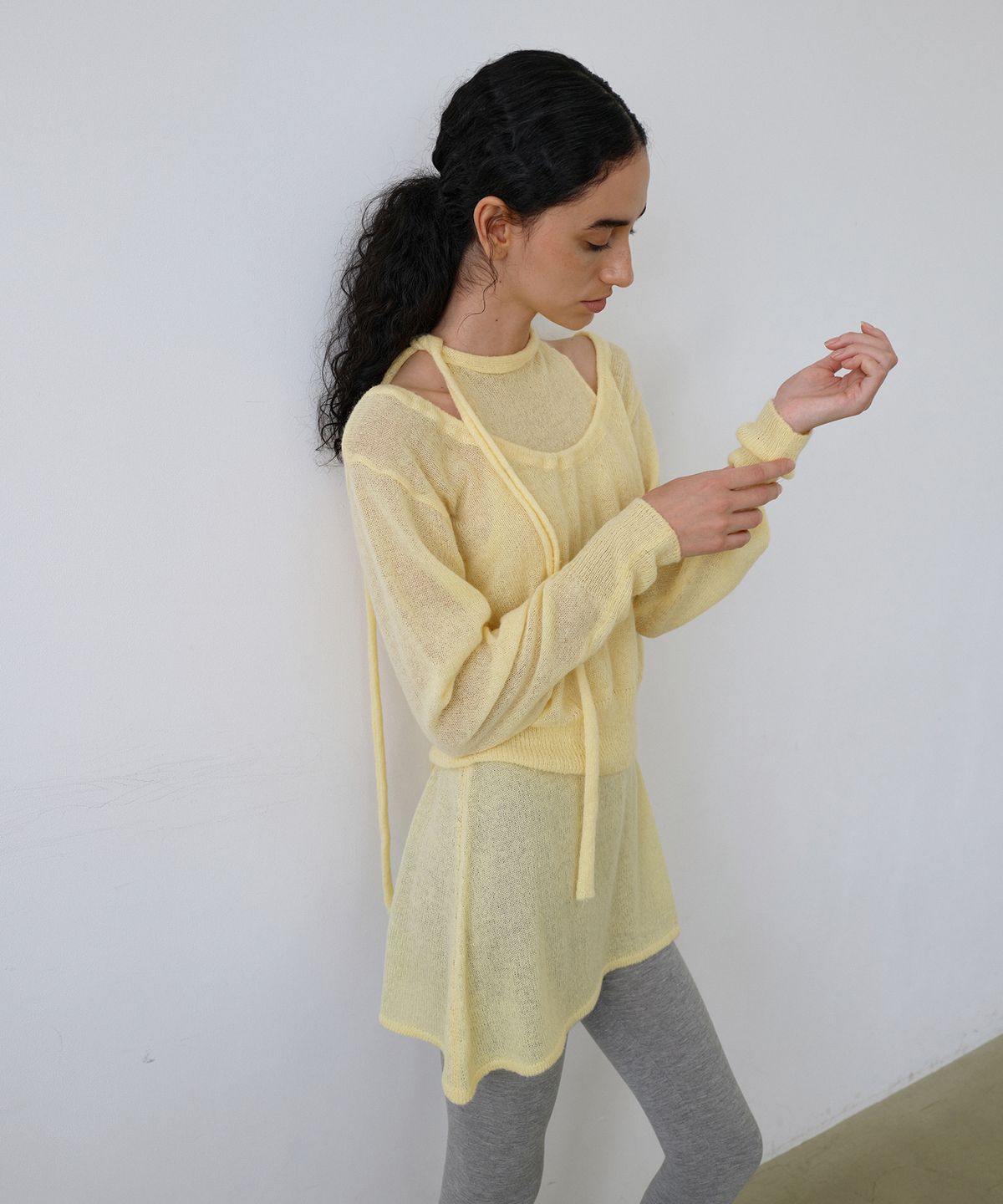 우네씬(UUNE SCENE) String Deep U-Neck Knit_Yellow