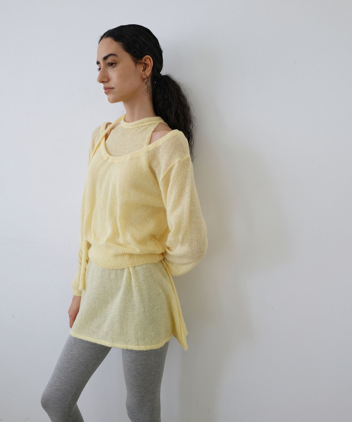 우네씬(UUNE SCENE) String Deep U-Neck Knit_Yellow