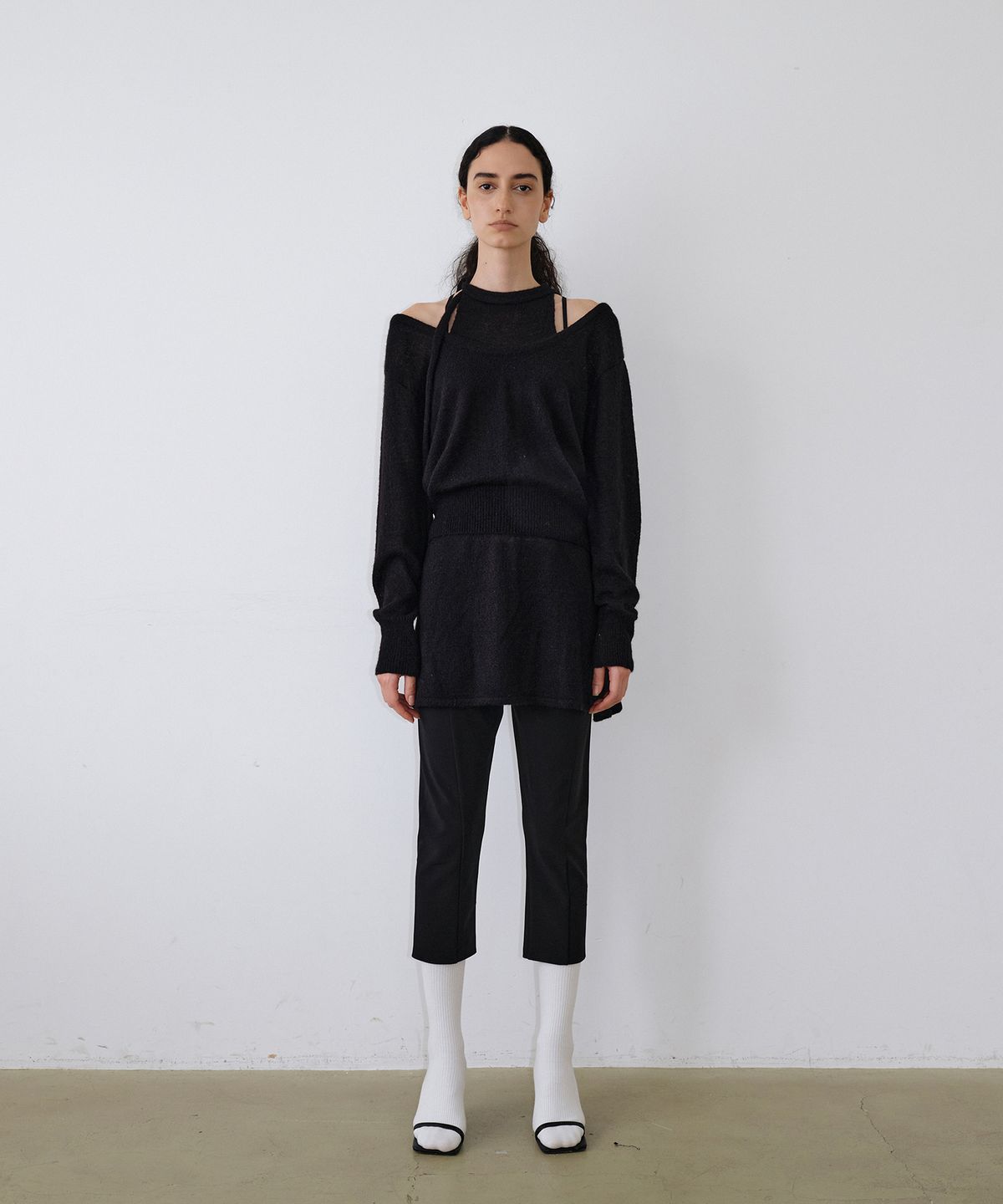 우네씬(UUNE SCENE) String Deep U-Neck Knit_Black
