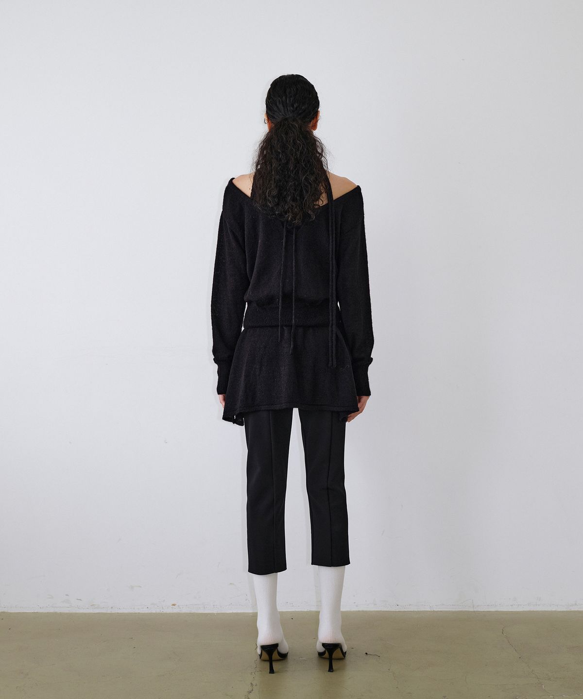 우네씬(UUNE SCENE) String Deep U-Neck Knit_Black