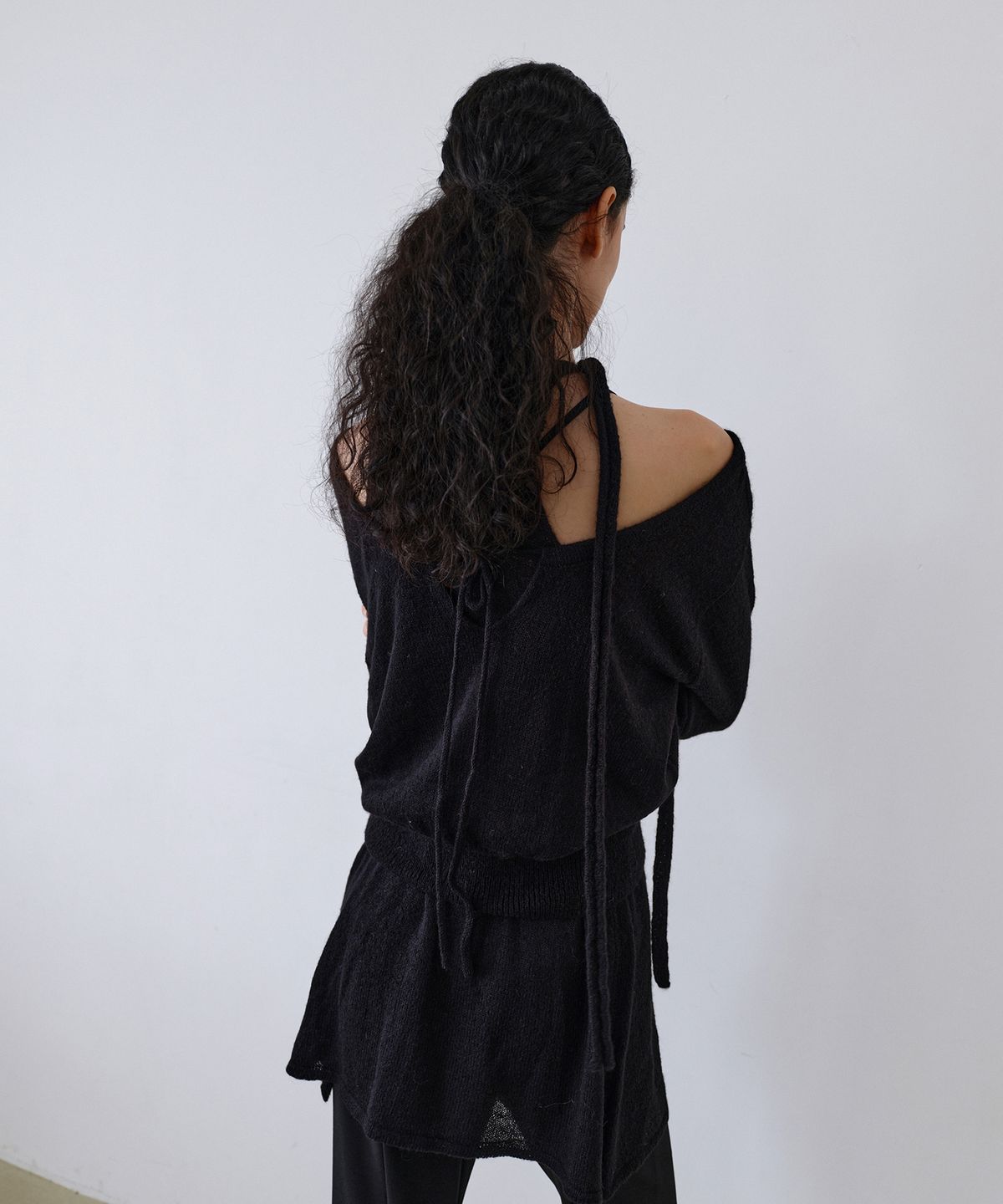우네씬(UUNE SCENE) String Deep U-Neck Knit_Black