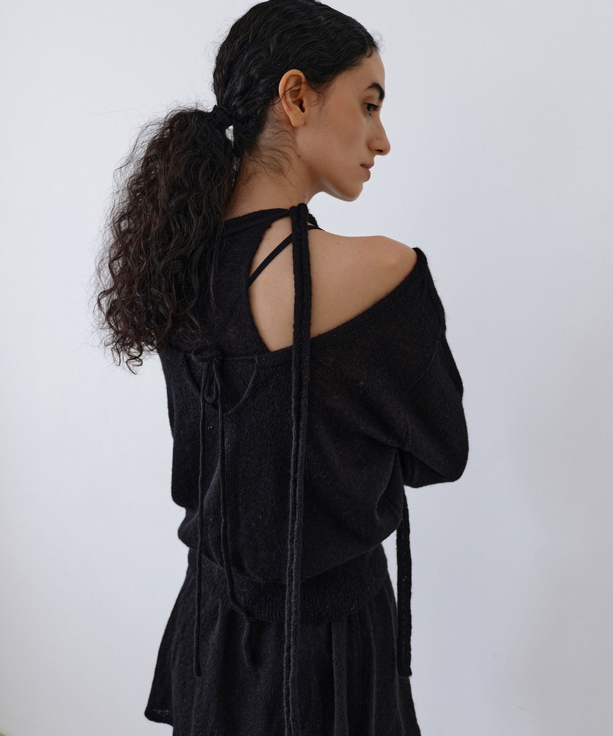 우네씬(UUNE SCENE) String Deep U-Neck Knit_Black