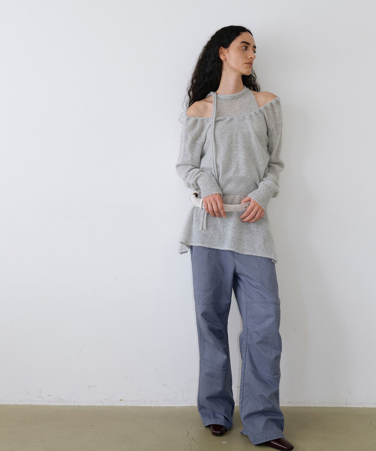 우네씬(UUNE SCENE) String Deep U-Neck Knit_Gray