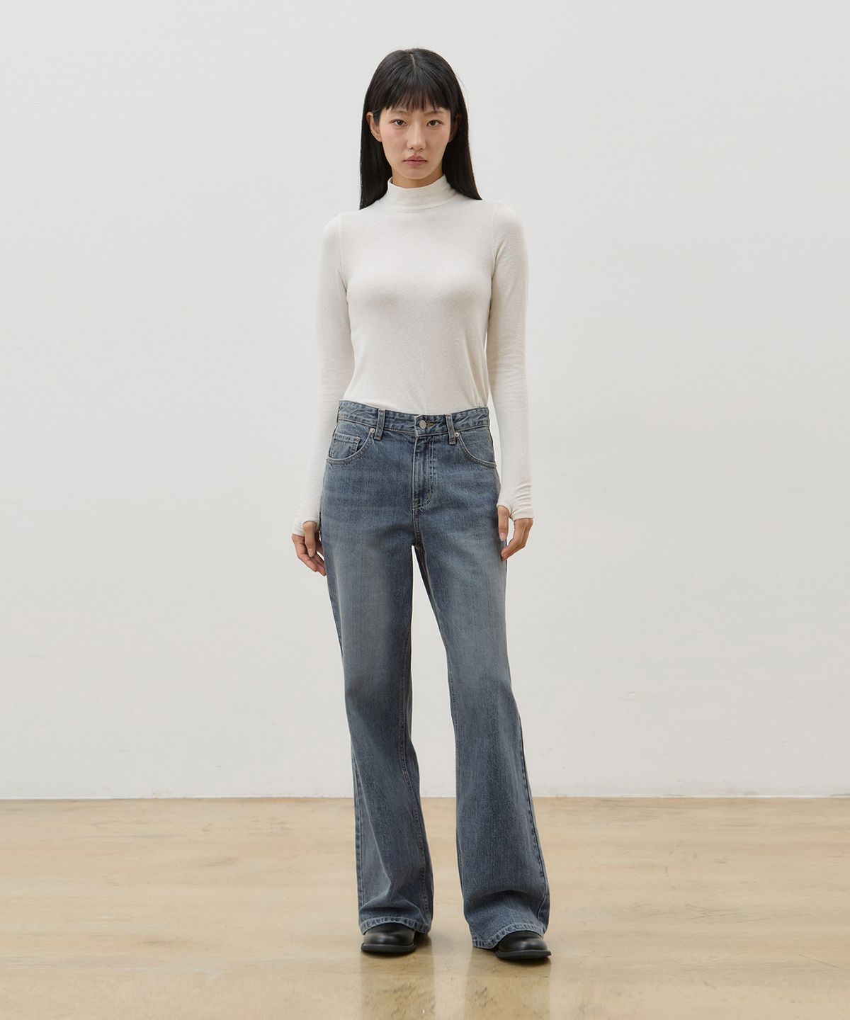 률앤와이(RYUL+WAI) 데님 와이드 핏 세미 부츠컷 팬츠 인디고 F6